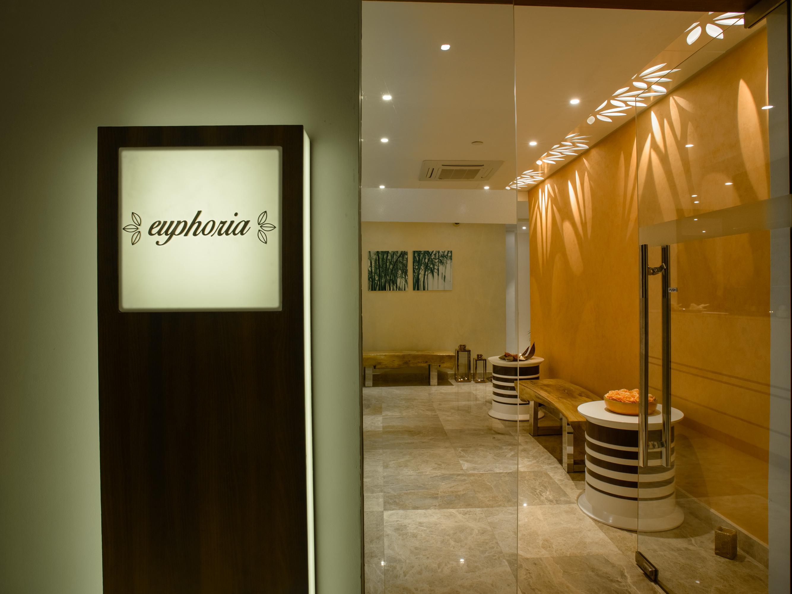 We enable our guests to power up and power down, helping you balance productivity with inspiration and relaxation. 
Massages and facials using organic essential oils and plant extracts are available, accompanied by a relaxing steam or sauna session or soaking in the views from our rooftop swimming pool.
