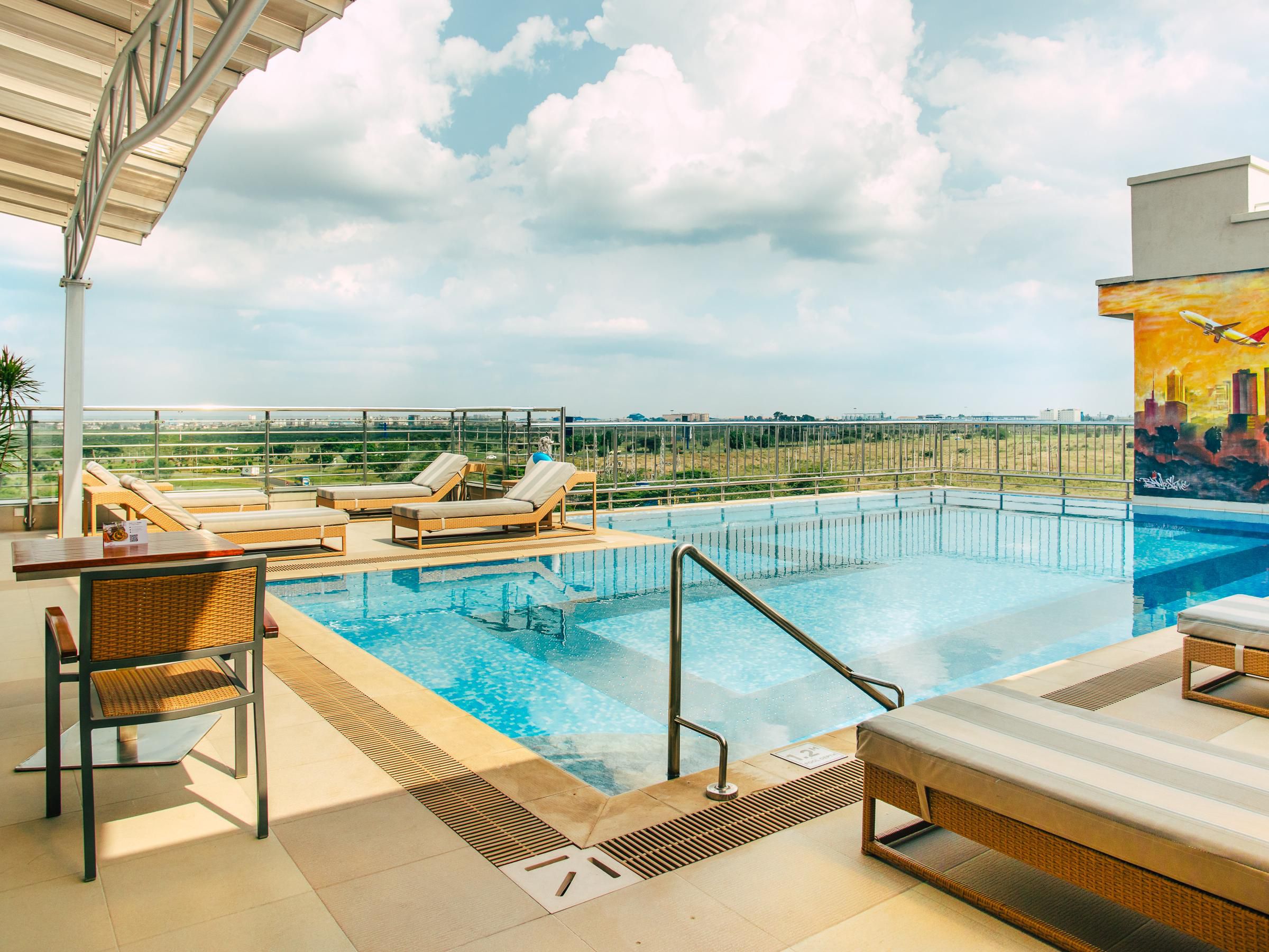 Mergulhe em um ambiente relax , onde você pode aproveitar o sol, apreciar as vistas e apreciar o Ritmo da música. Quer você esteja relaxando após uma longa viagem ou brinde a um evento de sucesso, crie memórias inesquecíveis com o cenário de um pôr do sol de tirar o fôlego.