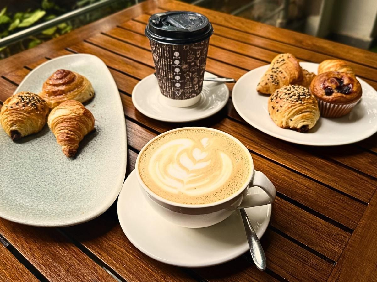 Aroma Coffee Shop is open 24 hours a day to keep you energised with a choice of freshly prepared meal options at any time of the day or night. Enjoy our popular Kenyan Coffee with well balanced, aromatic flavours combined with daily pastry offerings, or grab a hearty burger or wrap on the go.