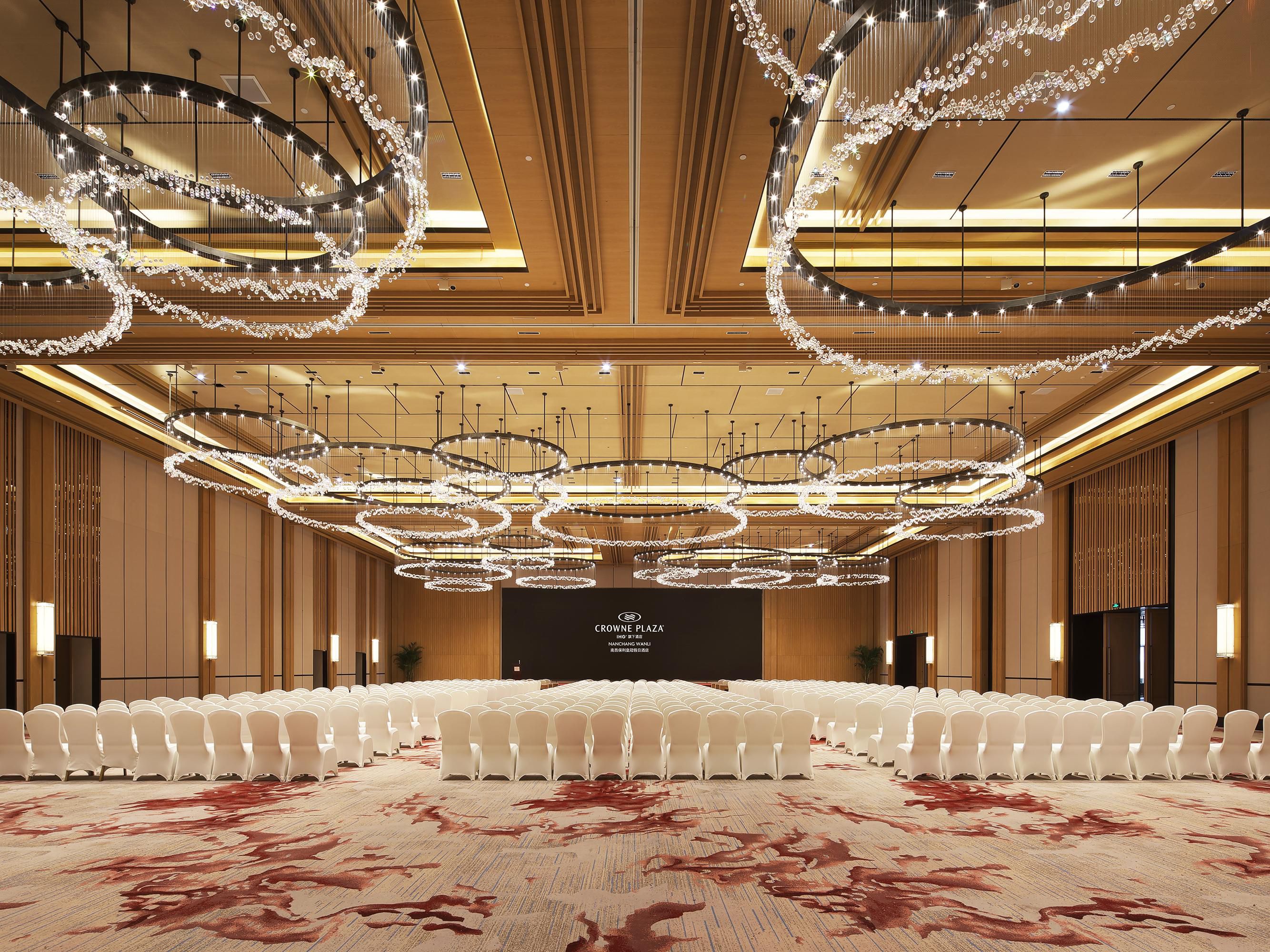 With 2,500 square meters of meeting and banquet space, it can meet the reception needs of 2,000 people at the same time, and the 1,500-square-meter grand ballroom and three multi-functional halls of different specifications can meet the various meeting modes.