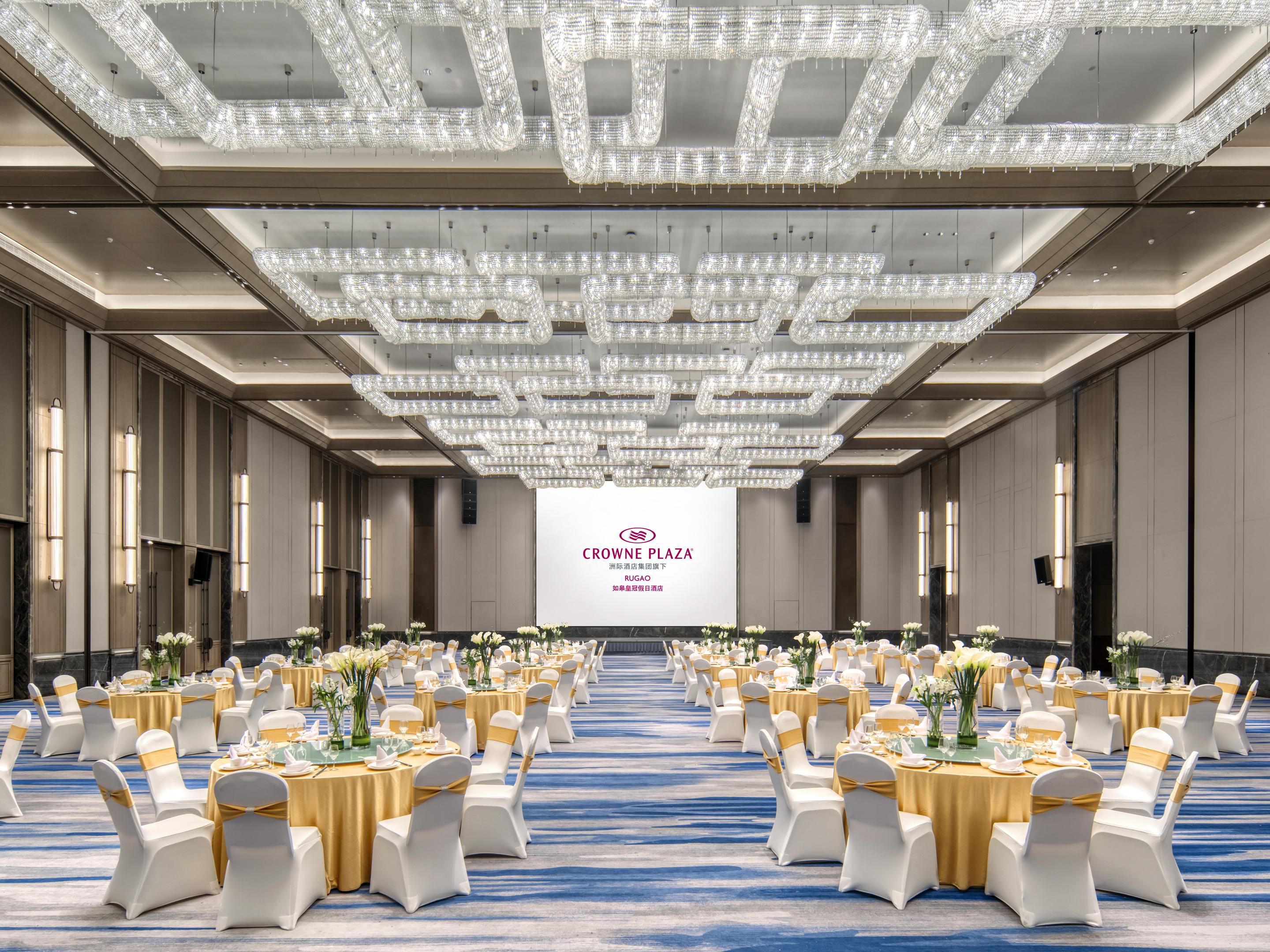 Crowne Plaza Rugao boasts nearly 4,500 square meters of premium meeting space, featuring: Two grand ballrooms (1,200㎡ each) with soaring 7-meter ceilings Multiple modular function rooms for customizable configurations Our dedicated team delivers: End-to-end event planning & execution Tailored solutions for corporate meetings, weddings