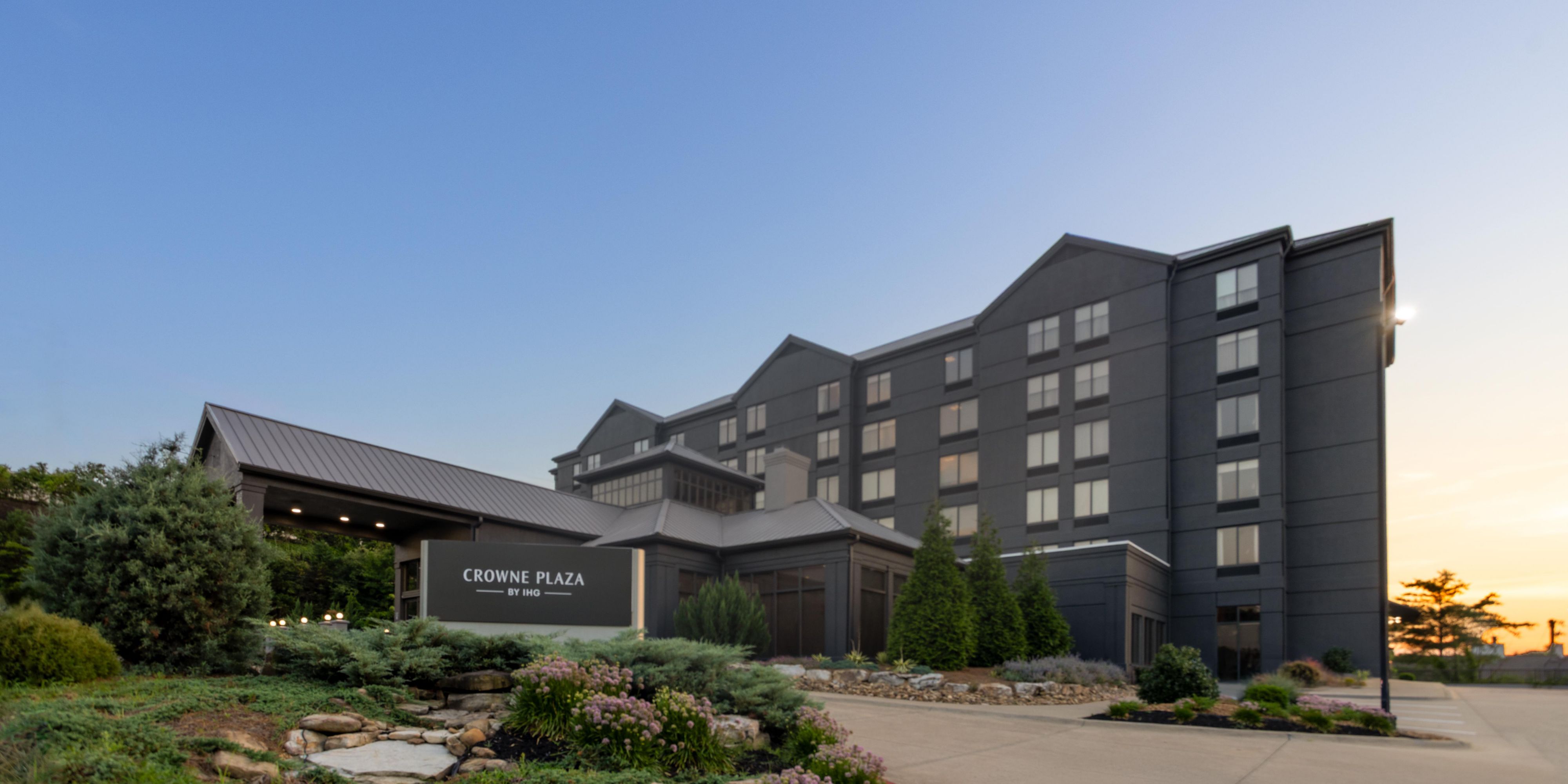 $hotelInfo.mediaDetails.welcomePhotos.primaryPhoto.caption}