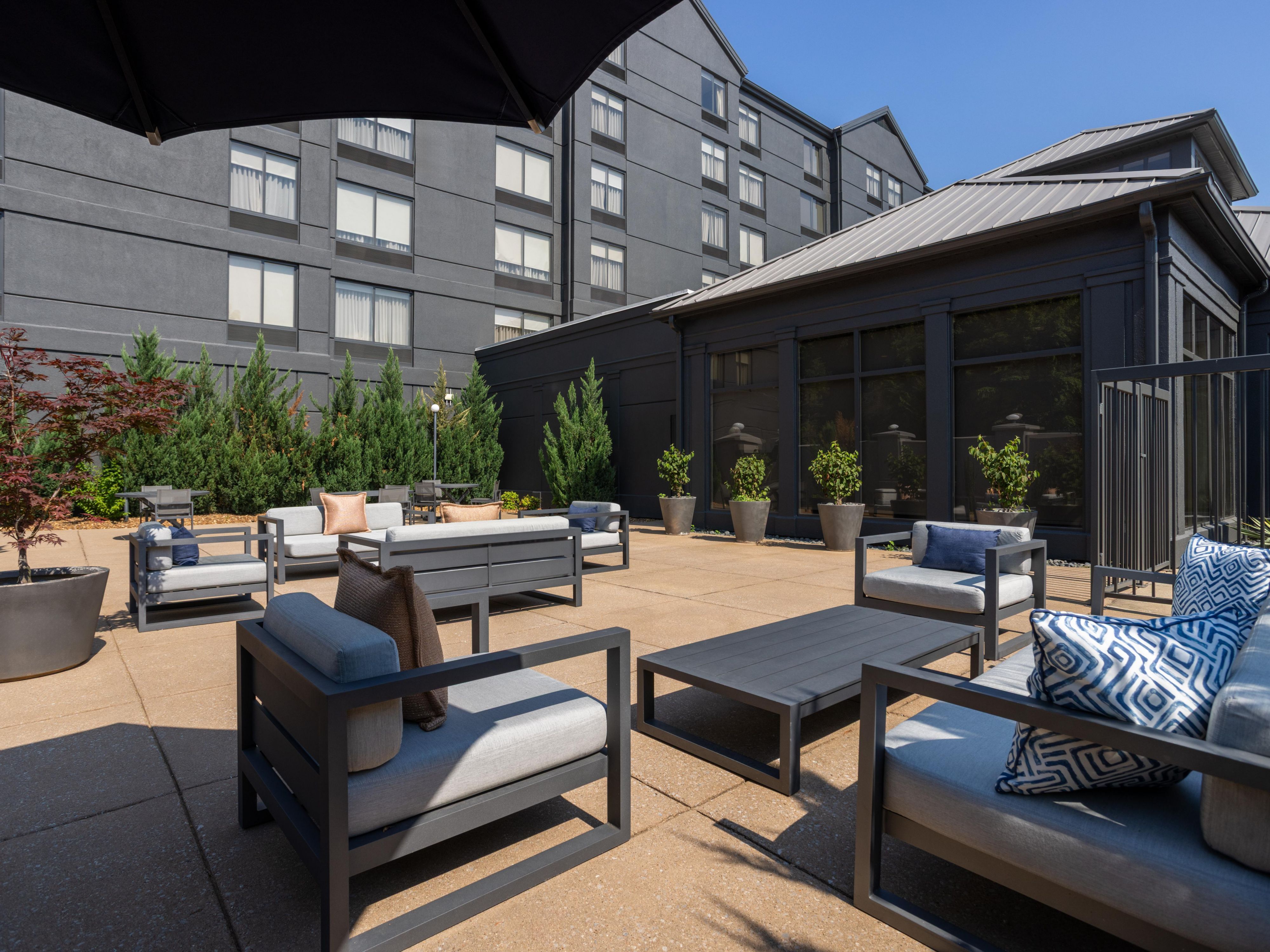 Settle into comfy seating surrounded by lush greenery on the Layover Lounge patio. Sip craft cocktails, share bites, and soak up Nashville’s warm nights in a relaxed, open-air setting—just steps from your room.
