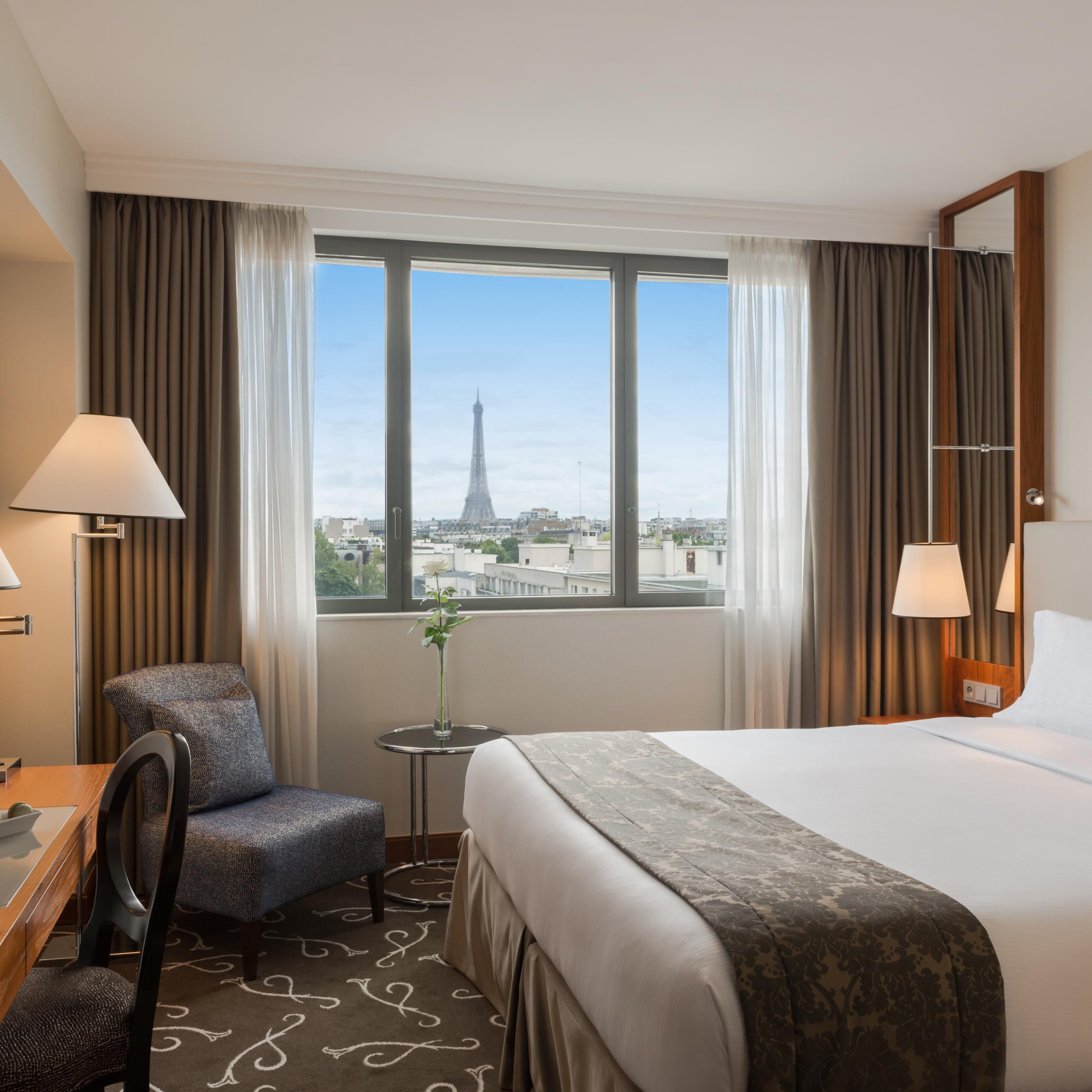 Room with King-size bed and Eiffel Tower view