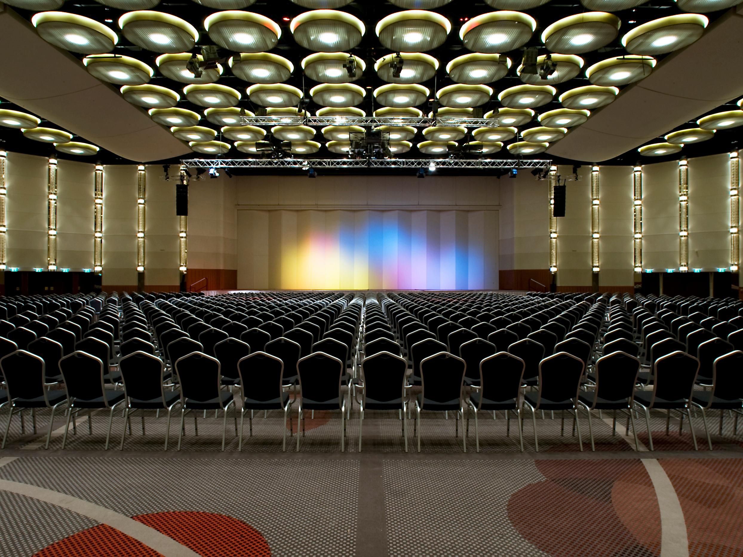 Avec 14 salles de réunion et deux salles de bal réparties sur une surface totale de 4 000 m², nous sommes l'un des plus grands hôtels de conférence du Land de Rhénanie-du-Nord-Westphalie. Nos salles peuvent être combinées et décorées individuellement, ce qui en fait un lieu idéal pour tout type d'événement.