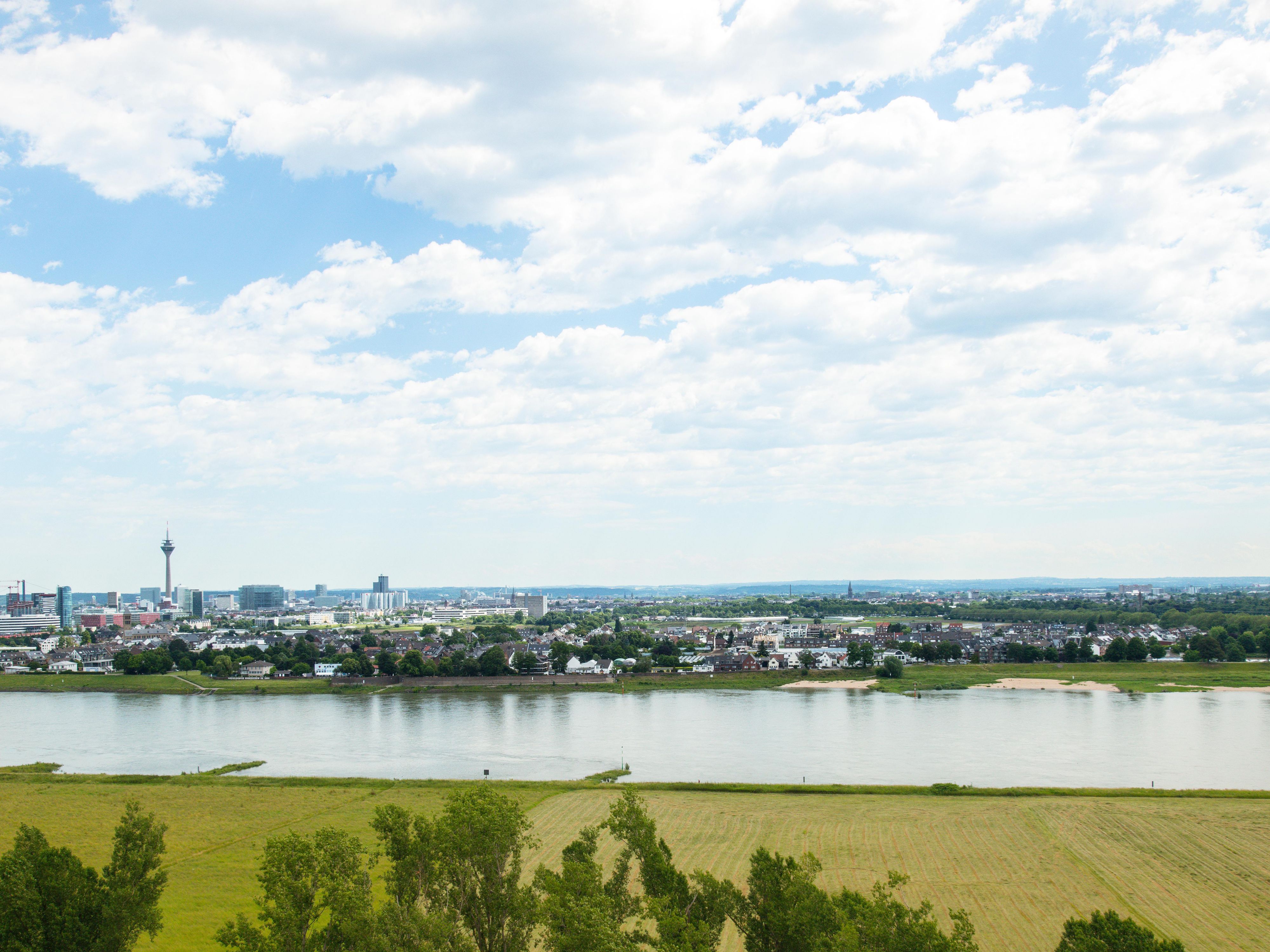 The Crowne Plaza Düsseldorf - Neuss Hotel is located directly on the left bank of the Rhine and offers a wonderful view of the state capital Düsseldorf. You can see the Rhine from each of our 246 rooms.