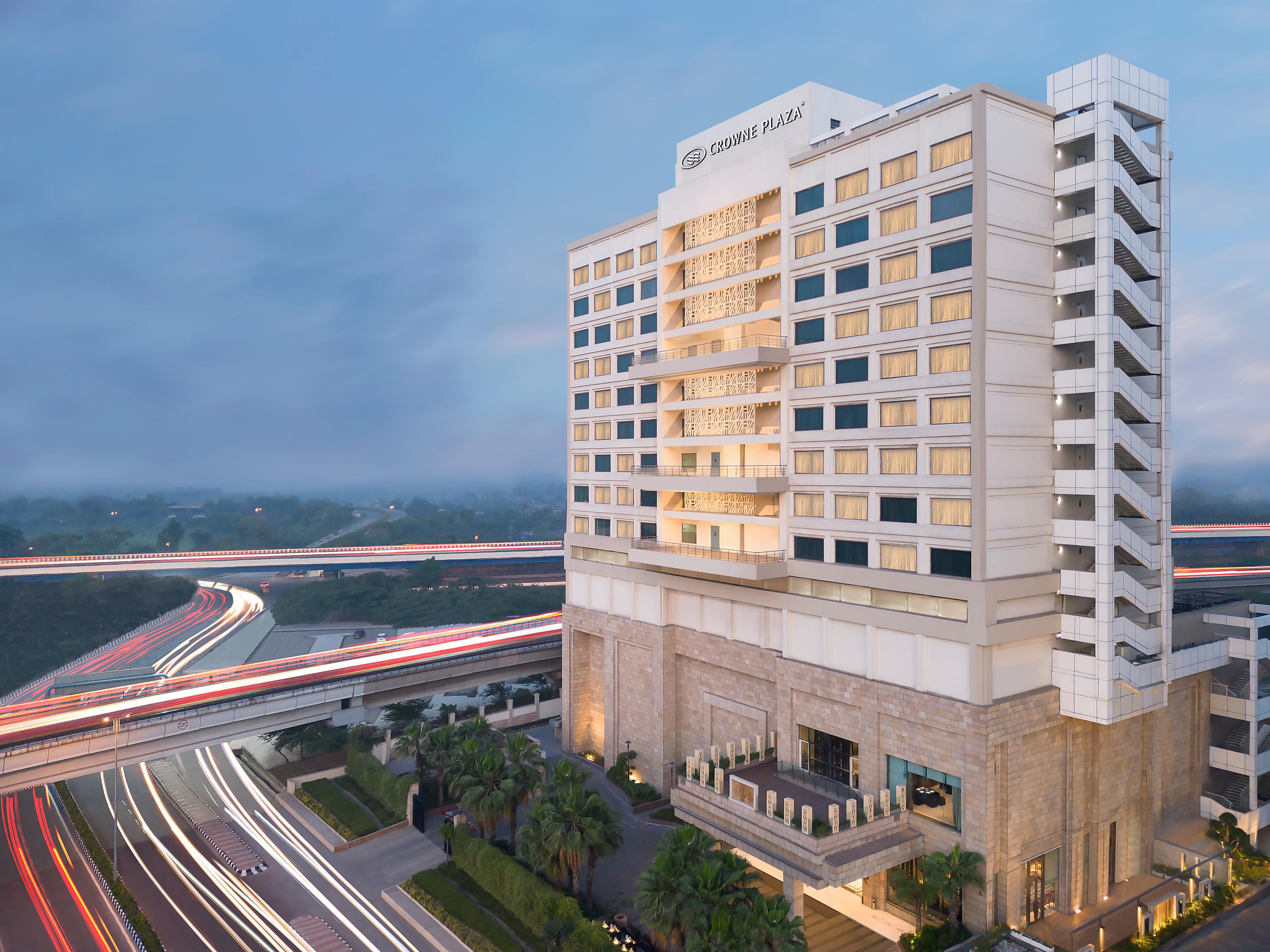 HOLIDAY INN NEW DELHI INTERNATIONAL AIRPORT, AN IHG HOTEL NOVA