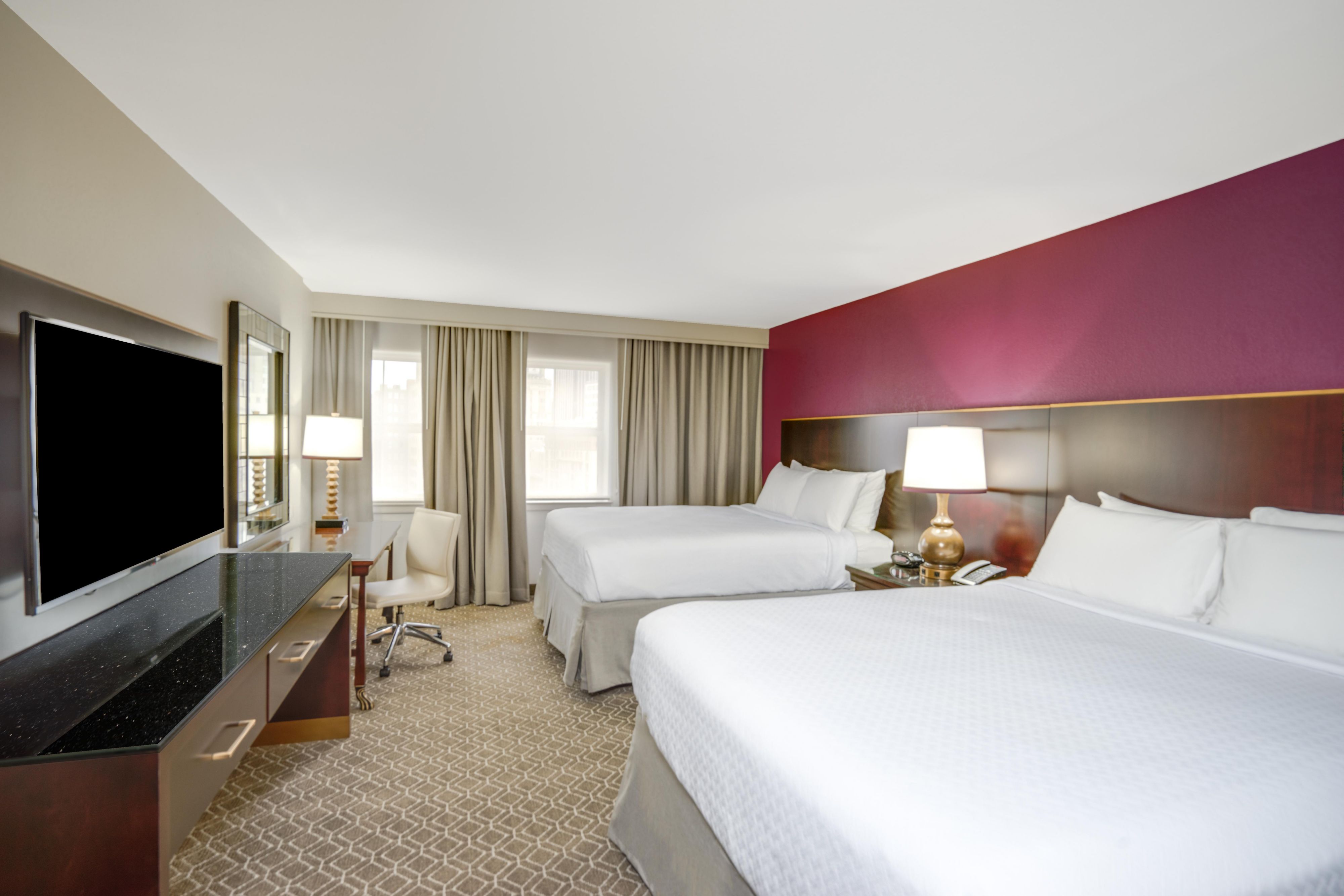 Premium queenroom with a two queen bed and a desk.