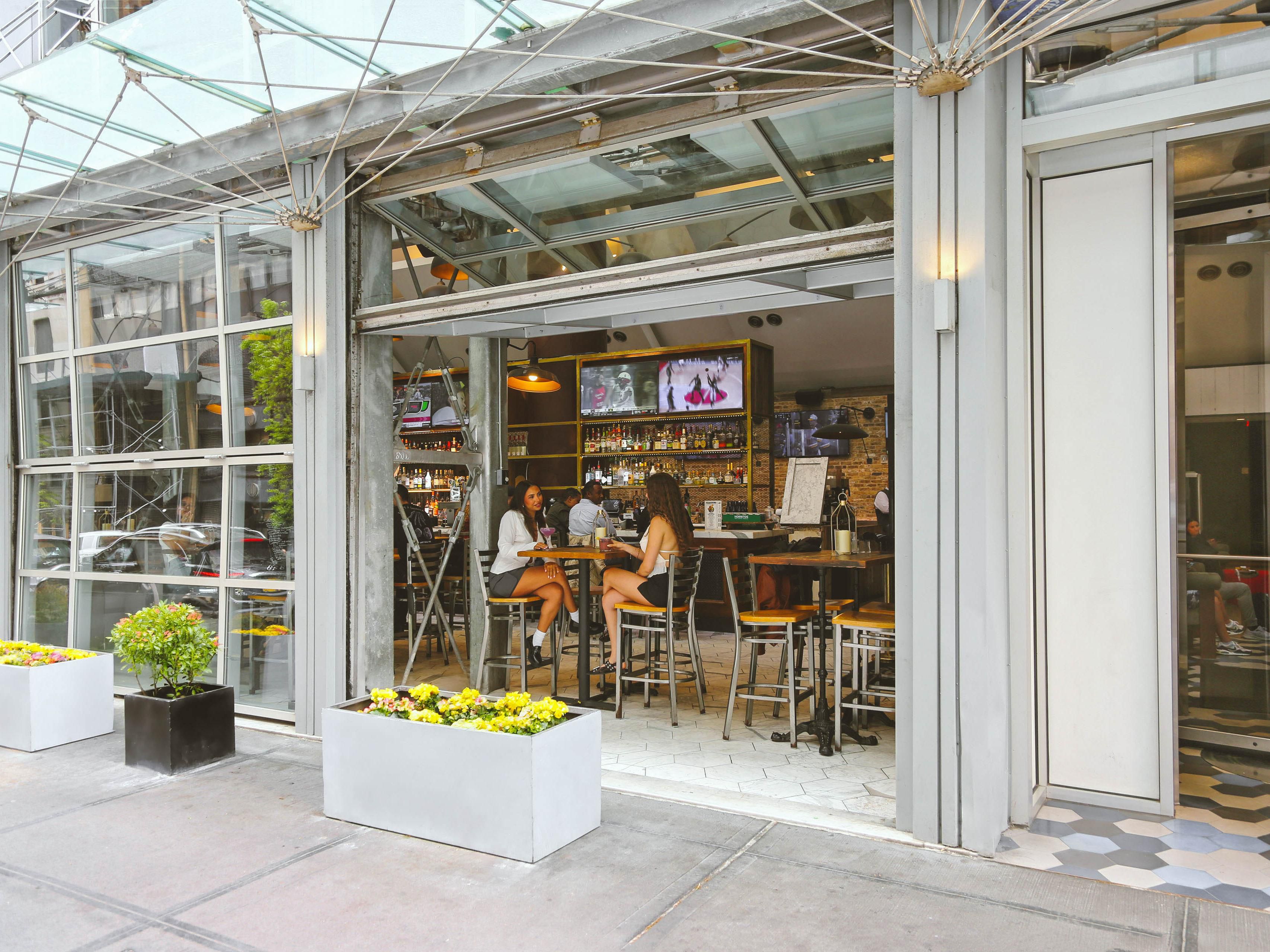 Burgerology Midtown cuenta con un ambiente vibrante con altos techos de 80pies, candelabros en cascada y puertas de garaje de vidrio, creando un espacio moderno pero acogedor. El personal amable y atento sirve cócteles emocionantes, lo que lo convierte en el lugar perfecto para disfrutar de hamburguesas gourmet y una animada experiencia gastronómica.