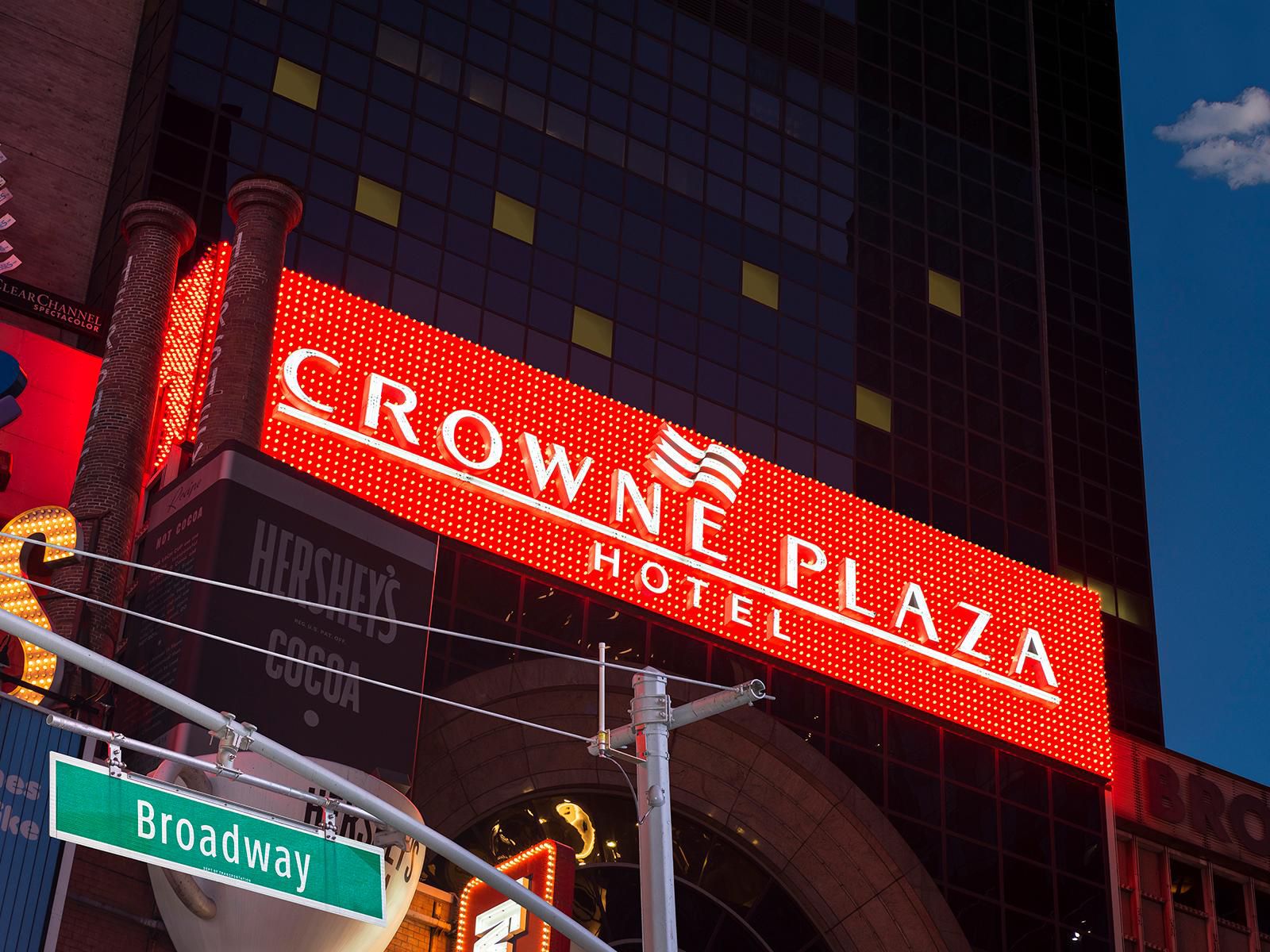  O nosso hotel fica a poucos passos das luzes da Broadway! A uma curta caminhada de todos os principais teatros, incluindo os icónicos Gershwin, Majestic, Richard Rodgers, Lyceum e Al Hirschfeld, pode facilmente assistir aos mais recentes espetáculos de sucesso e mergulhar na cultura vibrante da zona dos teatros de Nova Iorque.