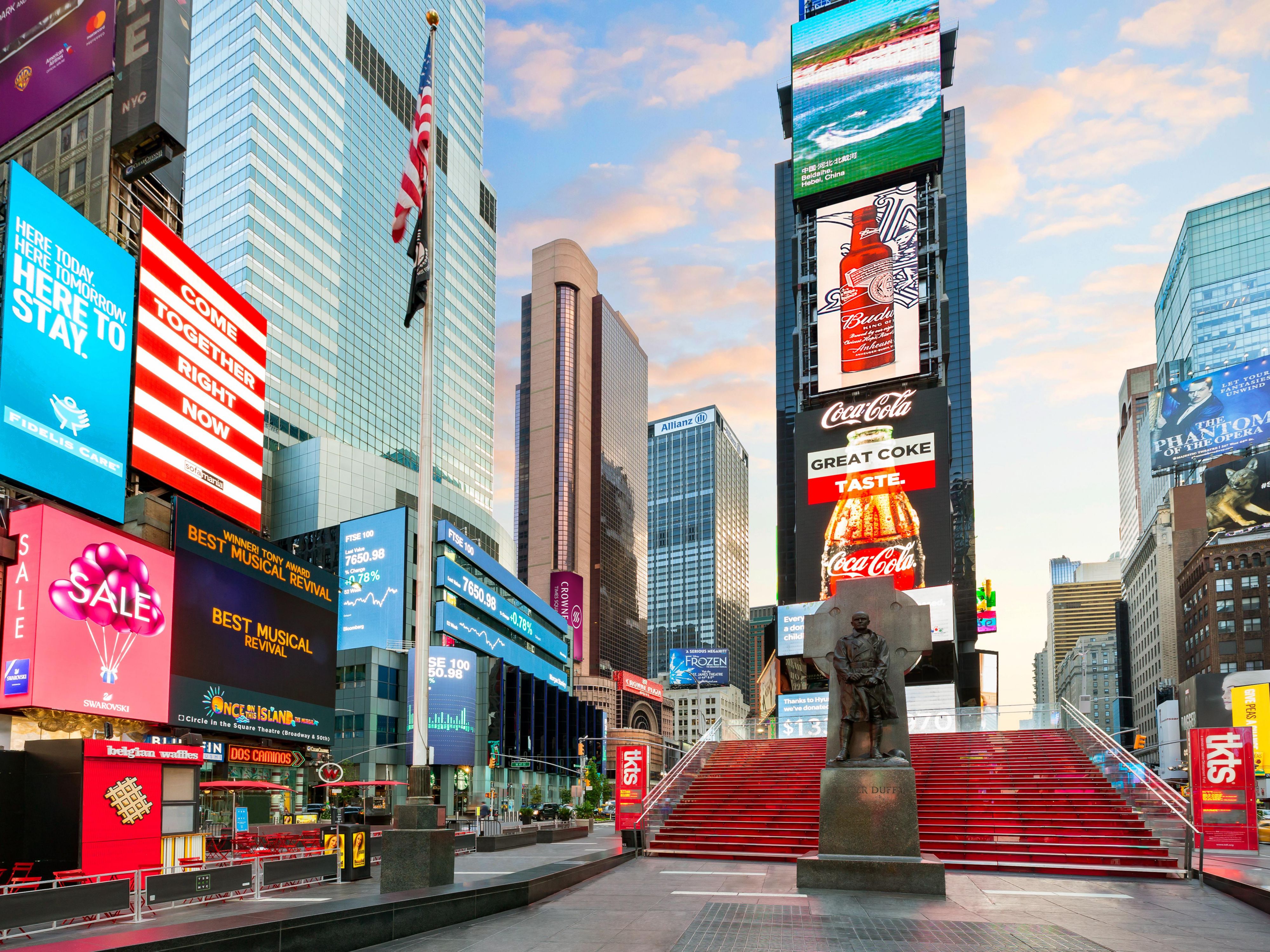 Situado no coração de Times Square, a poucos passos de empresas Fortune 500, lojas de classe mundial, restaurantes e do vibrante Theater District, o nosso hotel é a base perfeita para explorar a cidade de Nova Iorque. Desfrute do acesso fácil a atrações icónicas como a Times Square, o Central Park, o Rockefeller Center e o Radio City Music Hall, todos a uma curta distância a pé.