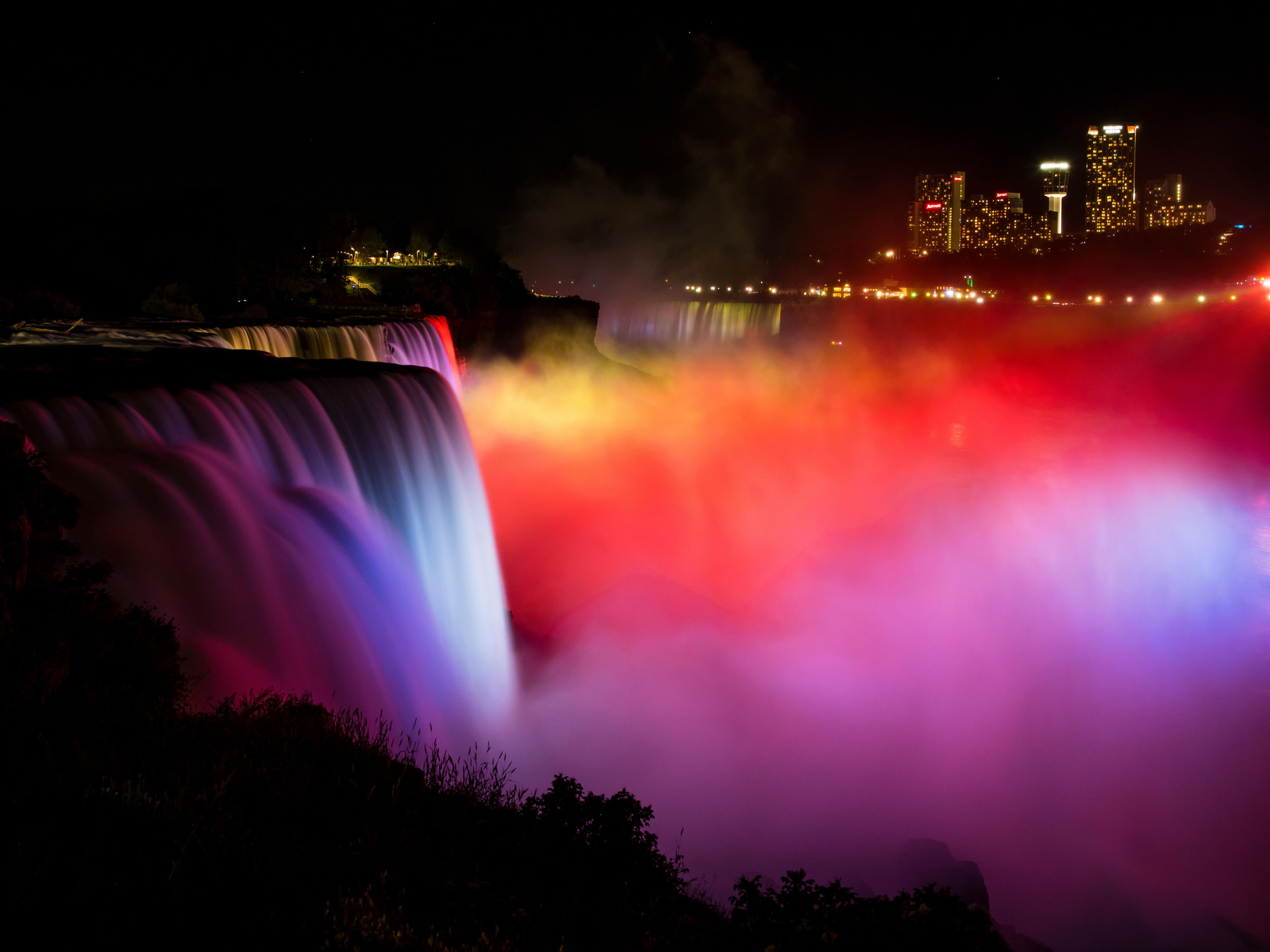 From May 16 to October 13, 2025, the Niagara Falls Summer Fireworks Series lights up the night sky every evening at 10:00 PM. Watch in wonder as vibrant colors dance over the Falls—just minutes from our hotel. Don’t miss the extended nine-minute shows on July 1, July 4, and New Year’s Eve! 