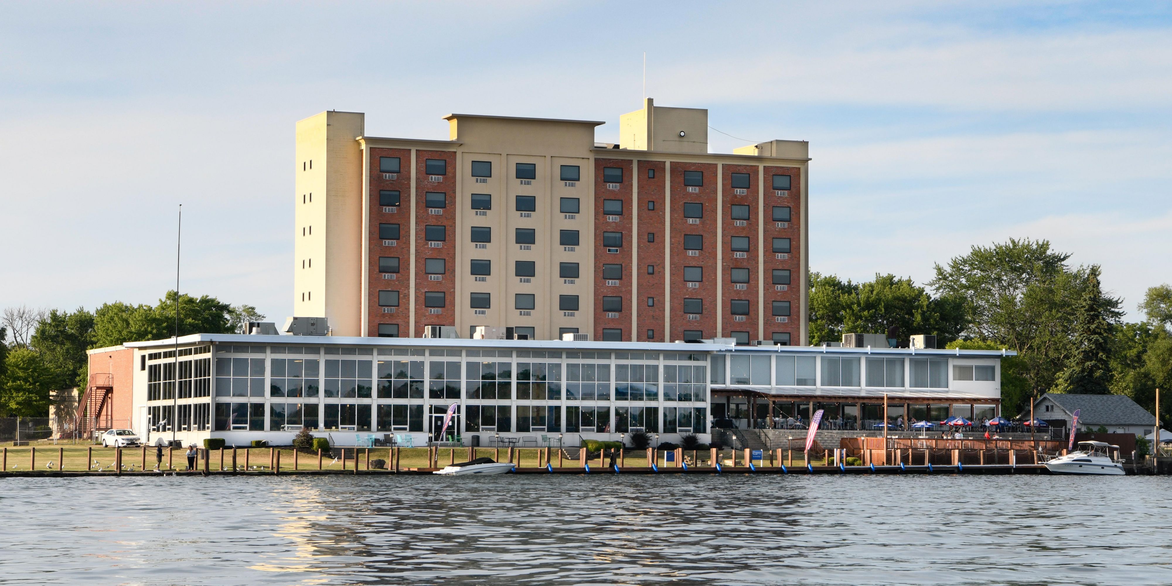 Pet Friendly Hotels Niagara Falls, NY | Crowne Plaza Niagara Falls NY ...