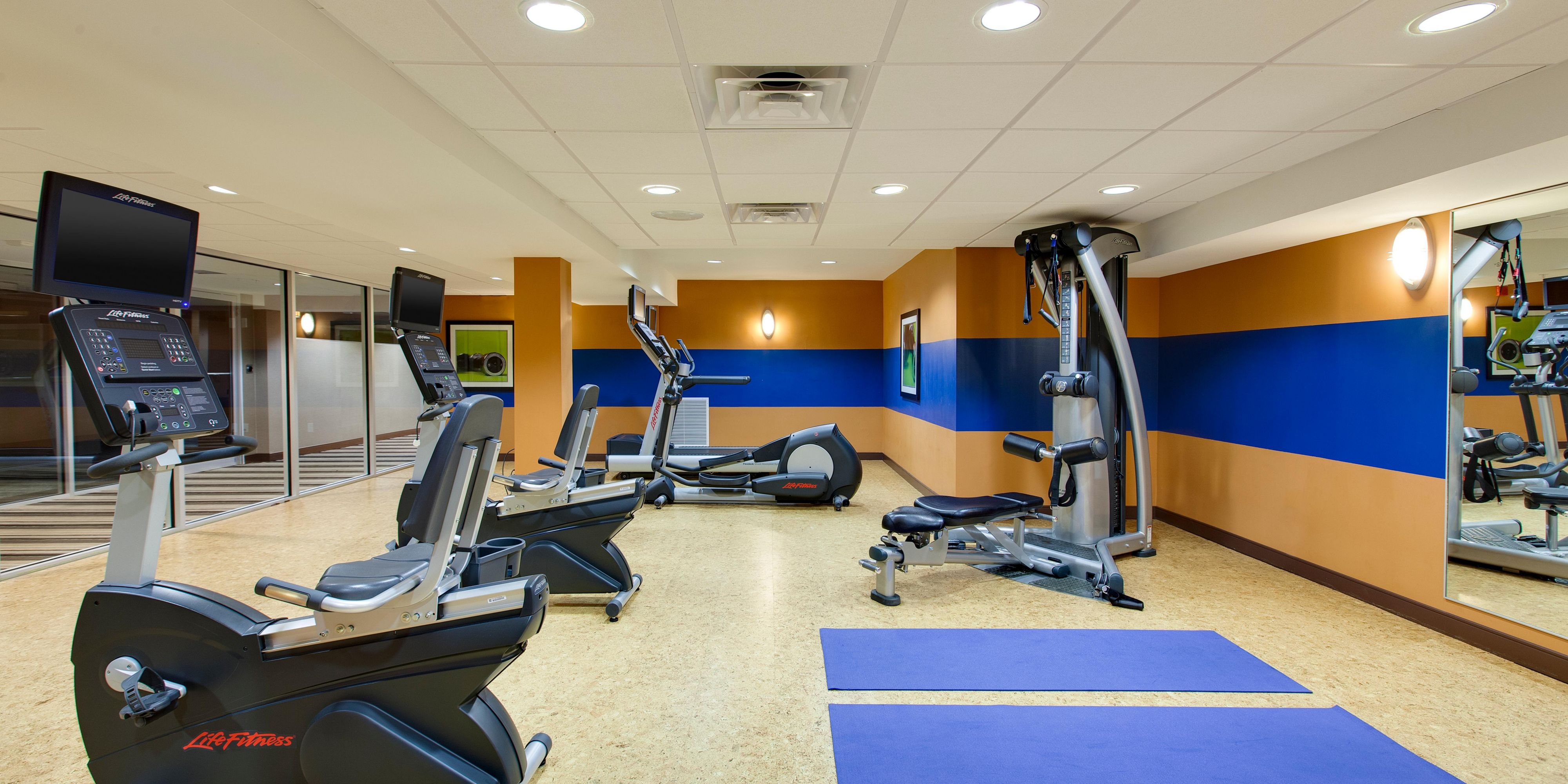 Keep up with your fitness routine in our well-equipped fitness center! Enjoy cardio machines, free weights, and strength training equipment—all with a view of the scenic Niagara River. Whether you're getting in a quick workout or a full session, we’ve got everything you need to stay energized during your stay. 