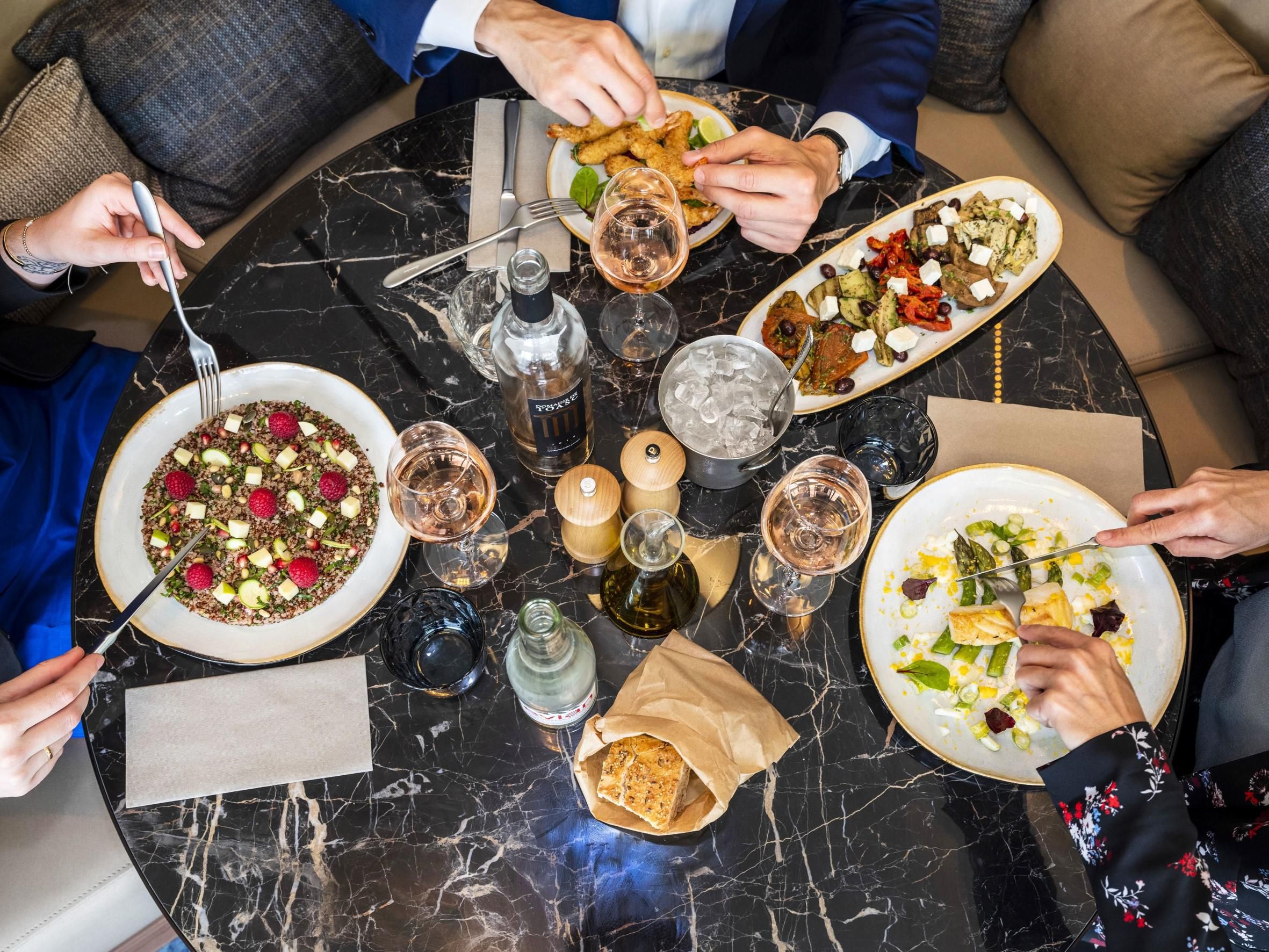 To meet or get together, our chef Remy Fourmeaux has concocted a seasonal menu between autumn and winter with unique dishes inspired by European, Oriental or Asian cuisines. At BALM, in a cocooning confidential place, where softness, hospitality and warmth blend together, come and succumb to a gourmet moment in complete privacy.