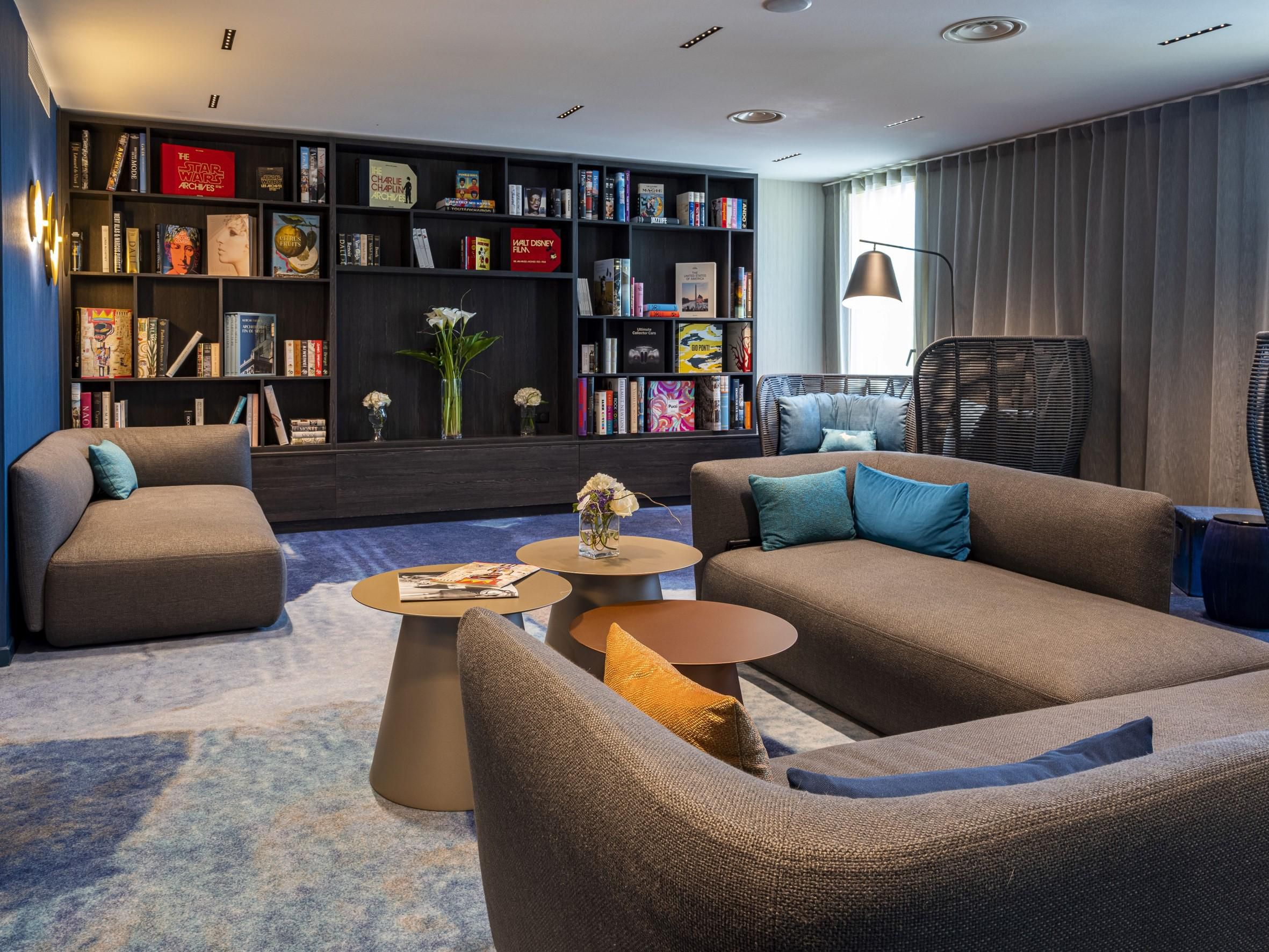 Exclusive access to customers who have booked a Premium room, The 80 m² Club Lounge, located on the top floor, offers a warm and relaxed welcome from 6.30 am to 10 pm. Continental breakfast is served from 6.30 am to 10.30 am. Refreshments are available at all hours, and an Open Bar is offered there in the evening.