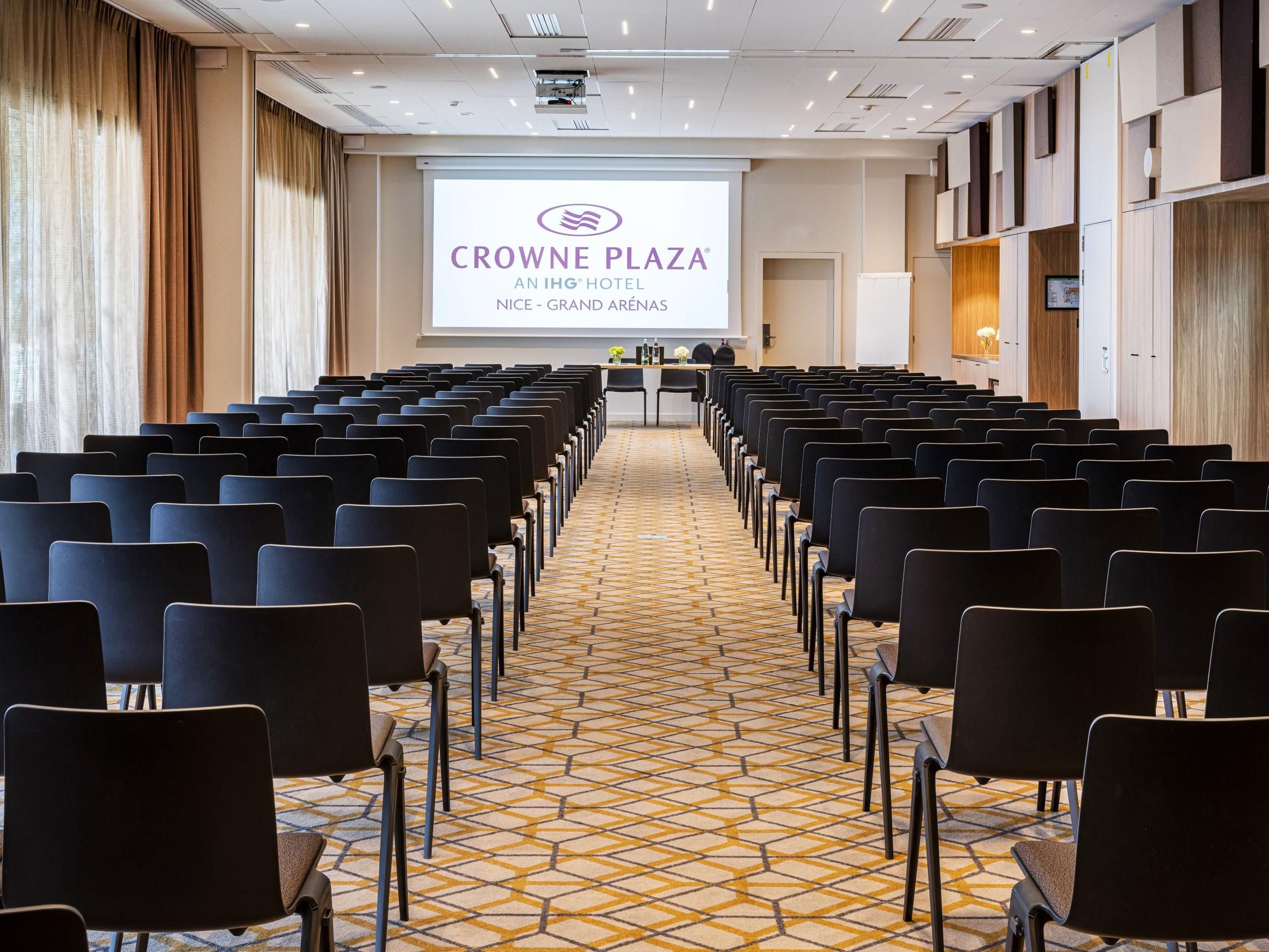 9 flexible and modular meeting rooms for a total of 500m². Plenary with natural daylight. Rooms fully equipped with high-speed WiFi access, video projector and sound system with microphones. Foyer of 105 m² with a glass canopy, ideal for cocktails and breaks. 2 sunny terraces of 130m² each for unique outdoor moments.