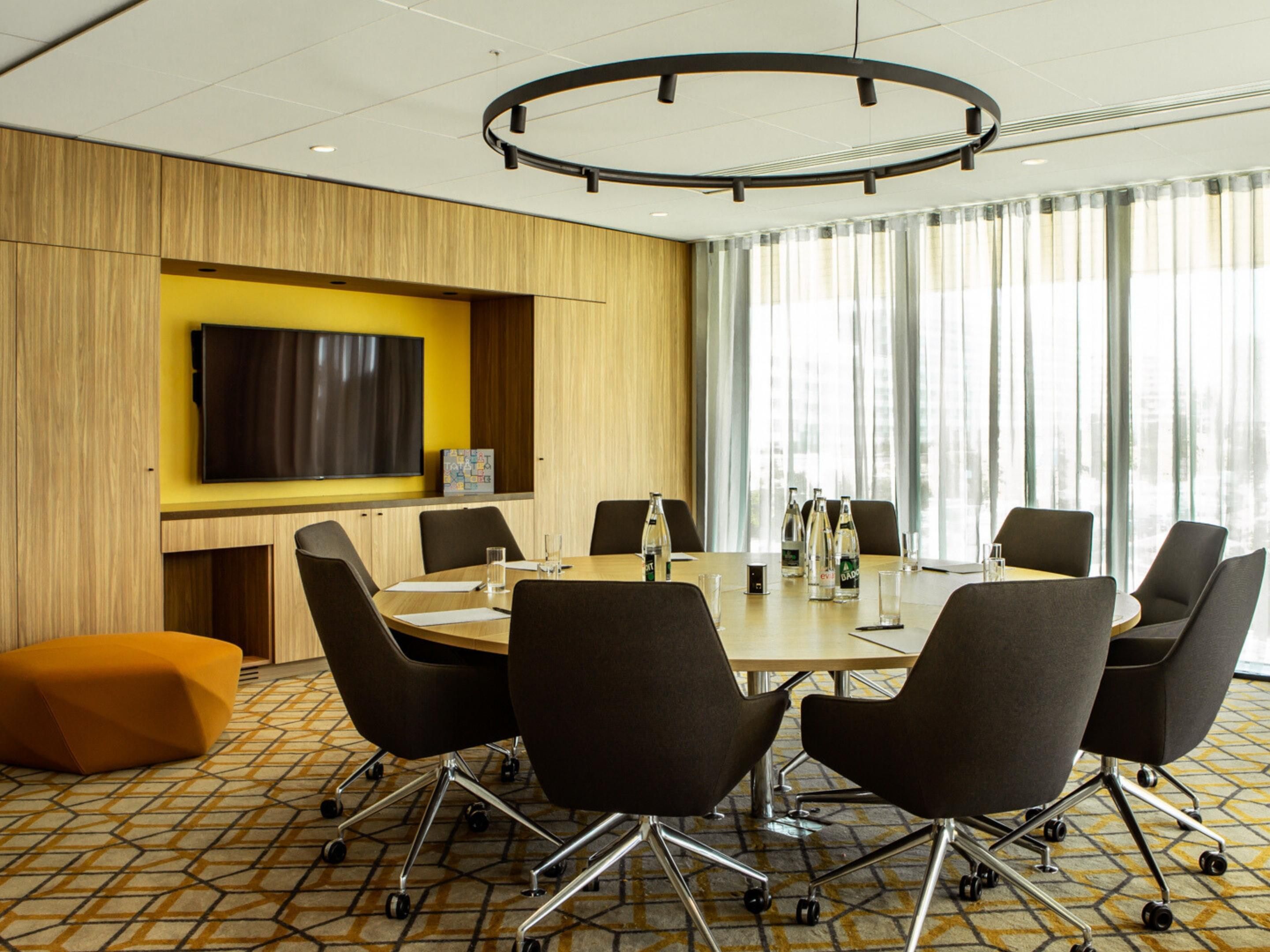 Nine flexible and modular meeting rooms totalling 500m². Plenary with natural daylight. Rooms are fully equipped with high-speed WiFi access, a video projector and a sound system with microphones. 105 m² glass canopy, ideal for cocktails and breaks. Two sunny terraces of 130m² each provide for unique outdoor moments.