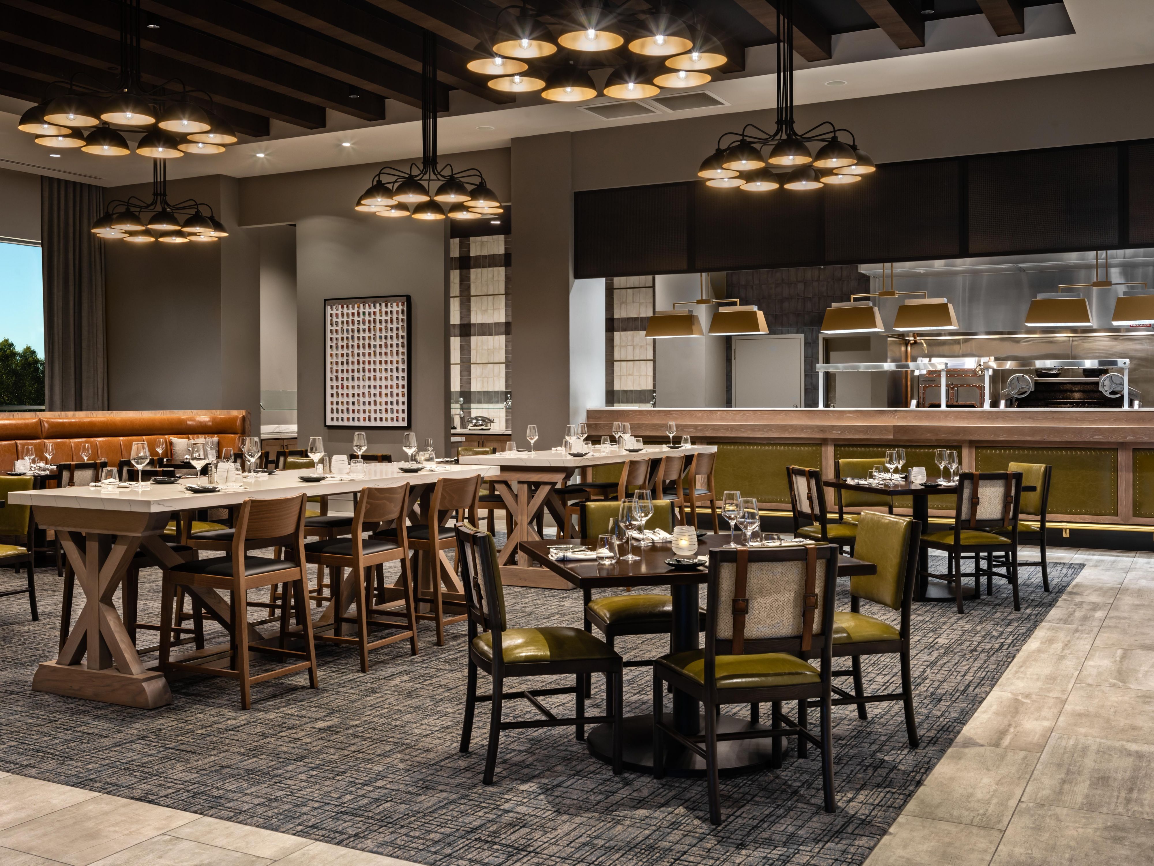 Located near the lobby, Salt + Marrow Kitchen features American artisanal wood-fired cuisine, decadent desserts, along with an extensive wine and spirits list. Led by Chef Dominic Simpson, our unique restaurant is home to the only Grillworks in the Augusta area. It's the ideal place to enjoy a fantastic meal. Dress code  required for dinner.
