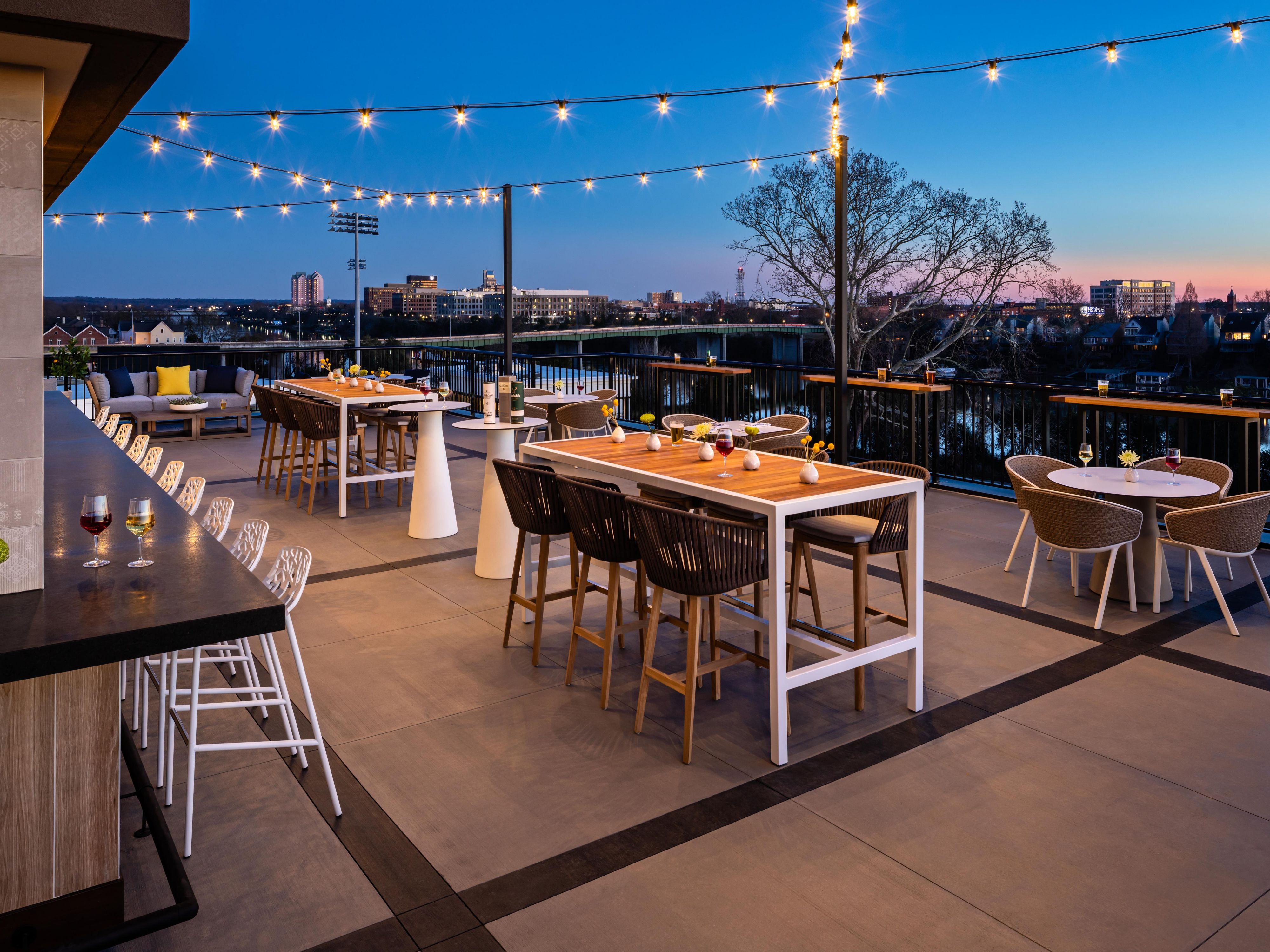 After a round of golf or business meetings, head to our wonderful rooftop to unwind as you admire the stunning views of downtown Augusta and the Savannah River. You'll be able to sip on hand-crafted cocktails, bold wines, and craft brews at Jackson's Bluff Rooftop Bar as you chat with colleagues and friends. 
