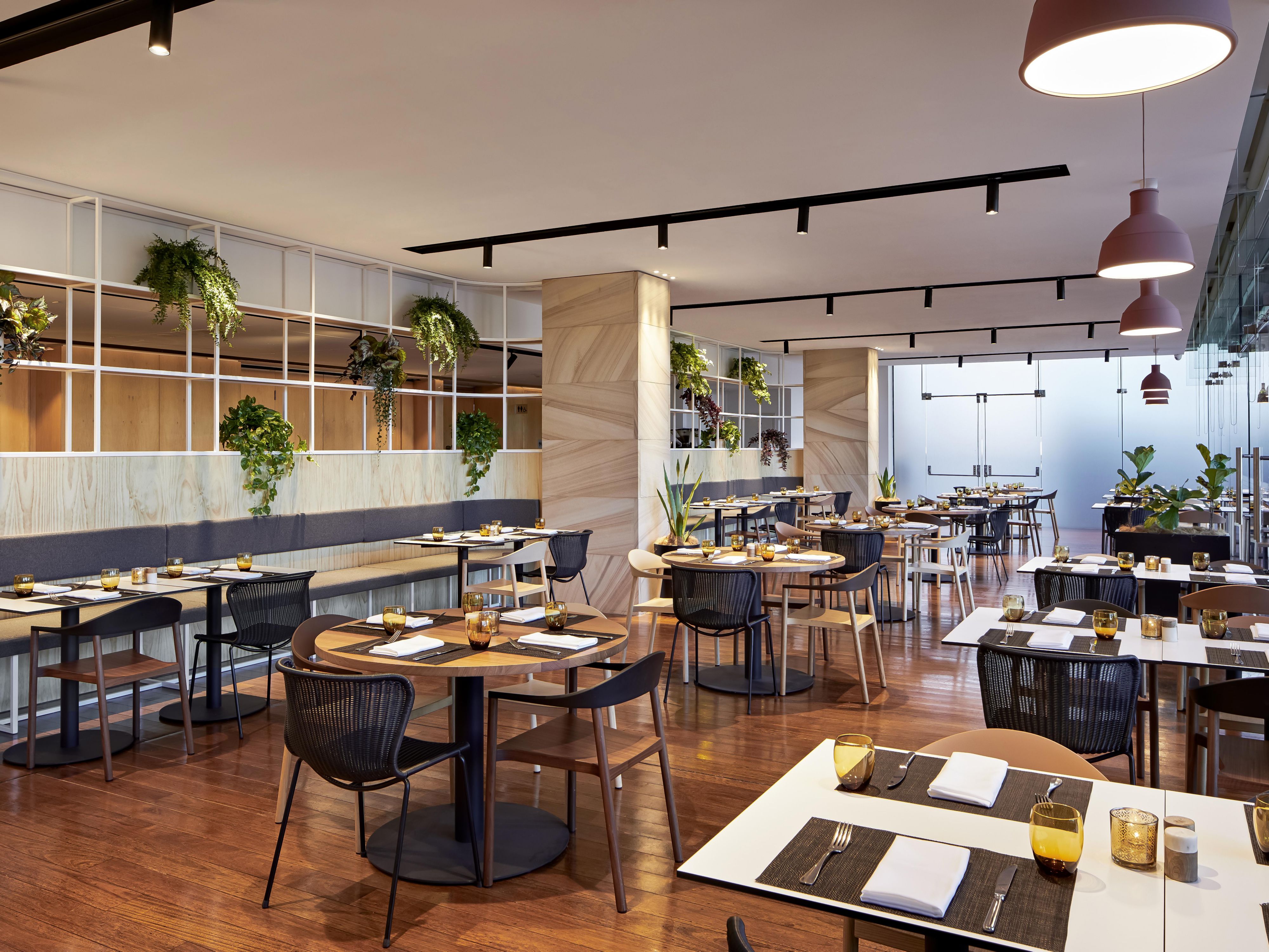 Start your day with a hearty breakfast buffet, offering a variety of fresh and delicious options to energise your morning. 
For lunch and dinner, indulge in expertly prepared dishes, from seared-to-perfection steaks to classic Australian favourites with locally produced ingredients.