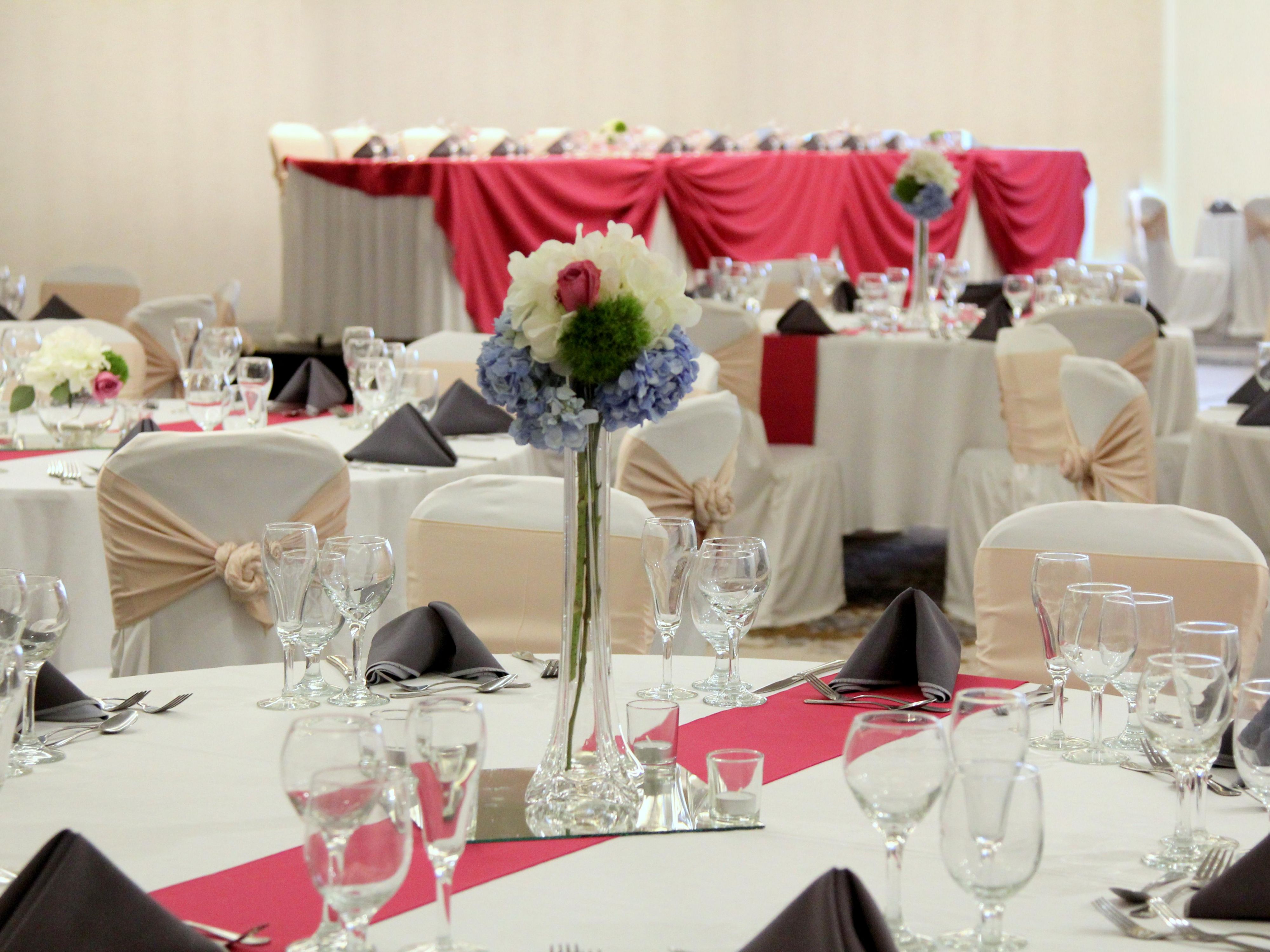 If you plan to host an event or a meeting in Northbrook, our team will assist you with aesthetics and onsite catering solutions at Crowne Plaza® Chicago-Northbrook. Impress your guests with a wide variety of mouthwatering food and drink options, from themed coffee breaks to exciting cocktails and flavorful menus that will delight everyone!