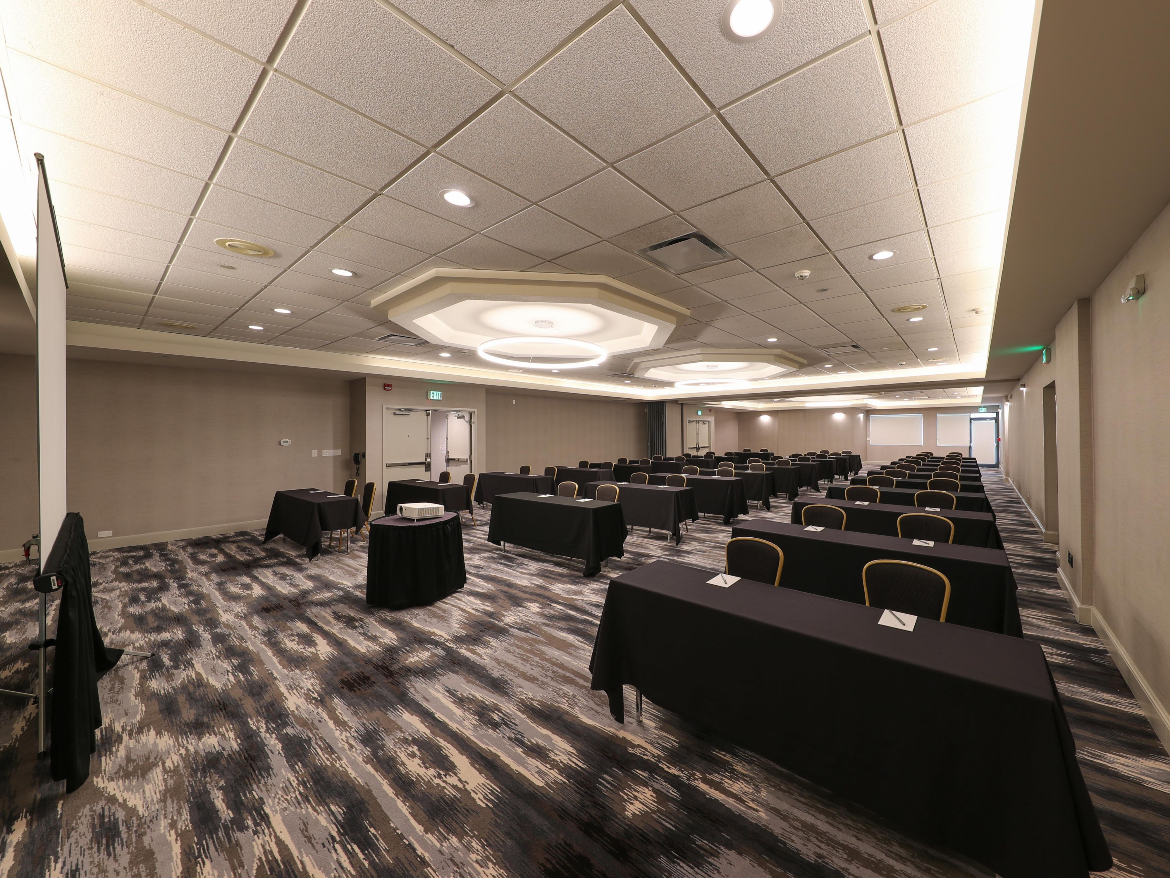 Plan your meetings, social gatherings, family unions, and small weddings in our expansive, newly renovated event space in Northbrook, Chicago. With around 15,000 square feet of flexible event space, our Northbrook venue features 19 meeting rooms, including the Lincoln Ballroom, which can accommodate up to 350 guests.  