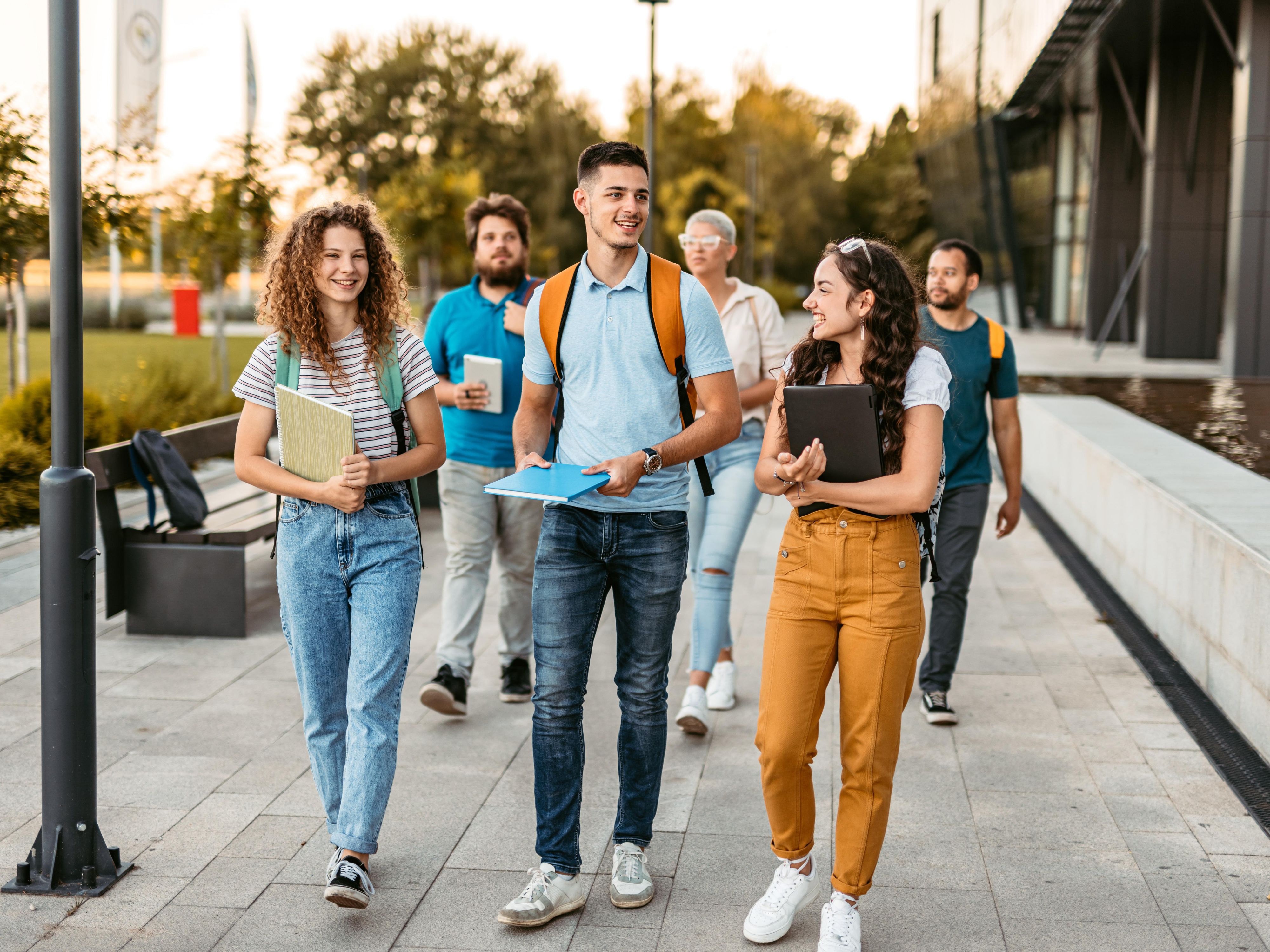 To stay the university. Студенты гуляют. Картинка студентов гуляющих вместе. Счастливый студент гуляет.