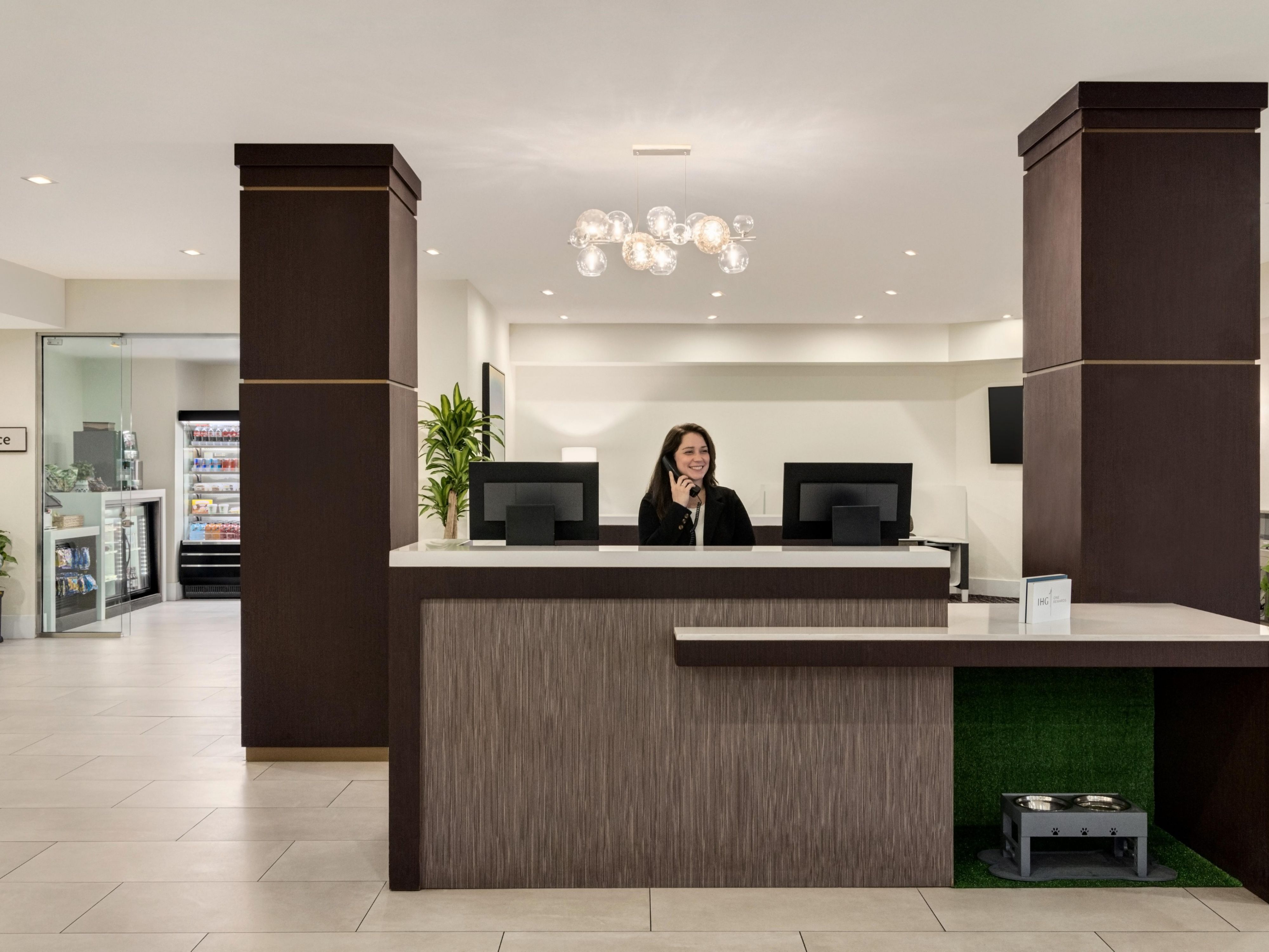 Hội viên IHG One Rewards có quyền sử dụng các quyền lợi độc quyền bao gồm áp dụng giá phòng và chương trình khuyến mãi đặc biệt, phần thưởng đồ ăn và đồ uống cũng như điểm thưởng du lịch có thể đổi khi lưu trú tại các khách sạn của IHG toàn cầu. Tham gia ngay hôm nay và bắt đầu tận hưởng các lợi ích của hội viên!