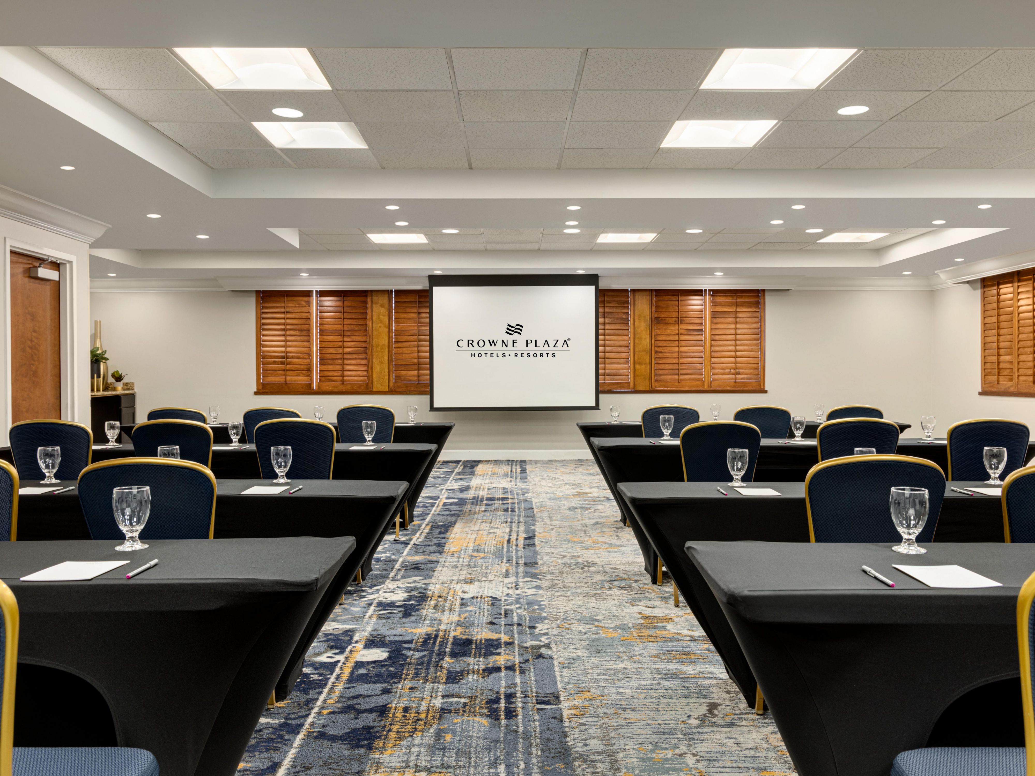 Ao contrário dos hotéis com grandes centros de conferências, somos especialistas em reuniões de 10-250. Juntamente com as seleções de menu da nossa premiada equipa de cozinha e do nosso dedicado Diretor de Reuniões Crowne , a sua reunião será um enorme sucesso!