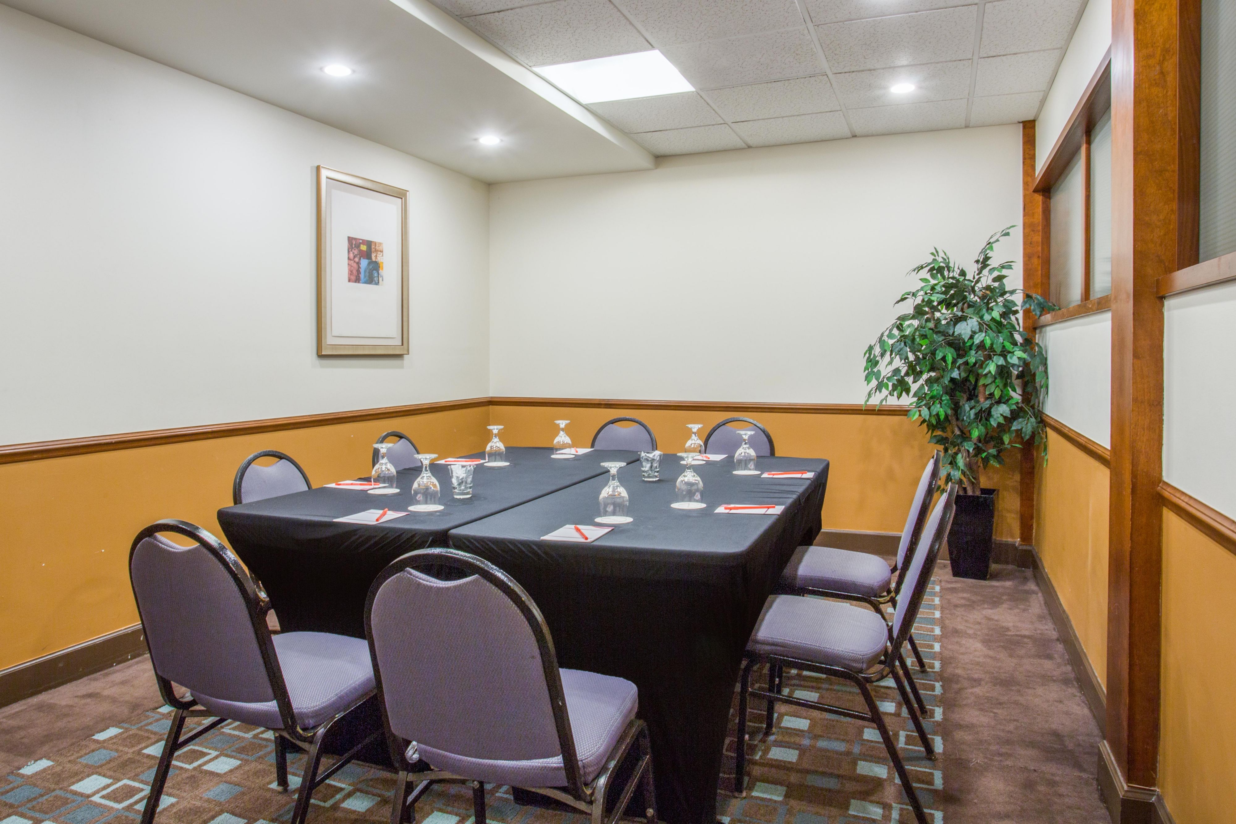 Plan small meetings at the Crowne Plaza Orlando Downtown