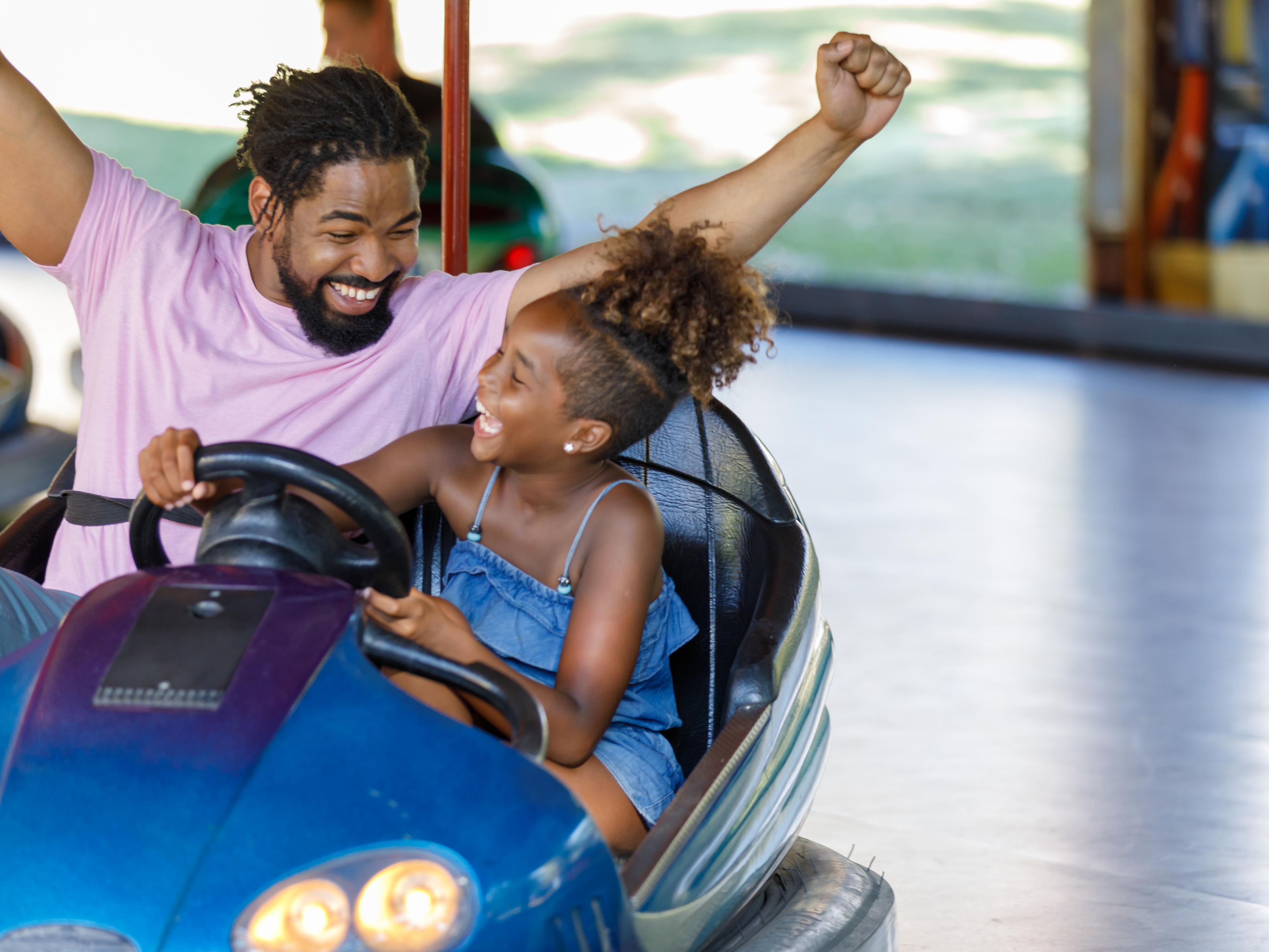 
Nằm cách bốn công viên giải trí của Walt Disney® World và Disney Springs chỉ vài phút, khách sạn của chúng tôi là nơi nghỉ chân hoàn hảo cho những chuyến phiêu lưu kỳ diệu. Với xe đưa đón công viên giải trí của chúng tôi, hãy tận hưởng kết nối dễ dàng đến Điểm du lịch tuyệt vời nhất và sau đó trở lại với sự thoải mái và thư giãn sau một ngày vui chơi!
