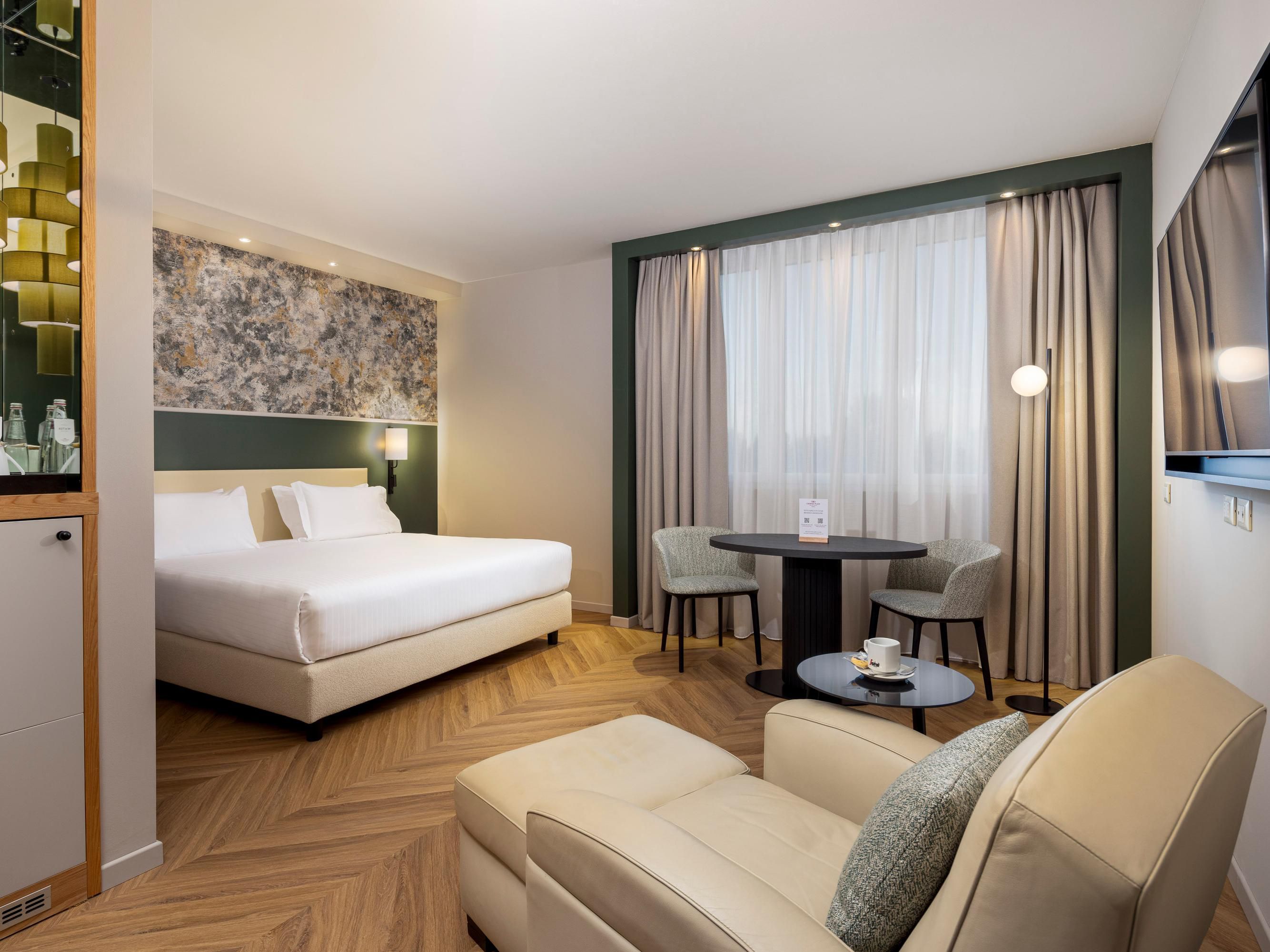 Standard Room King with tv, desk, tea set and minibar