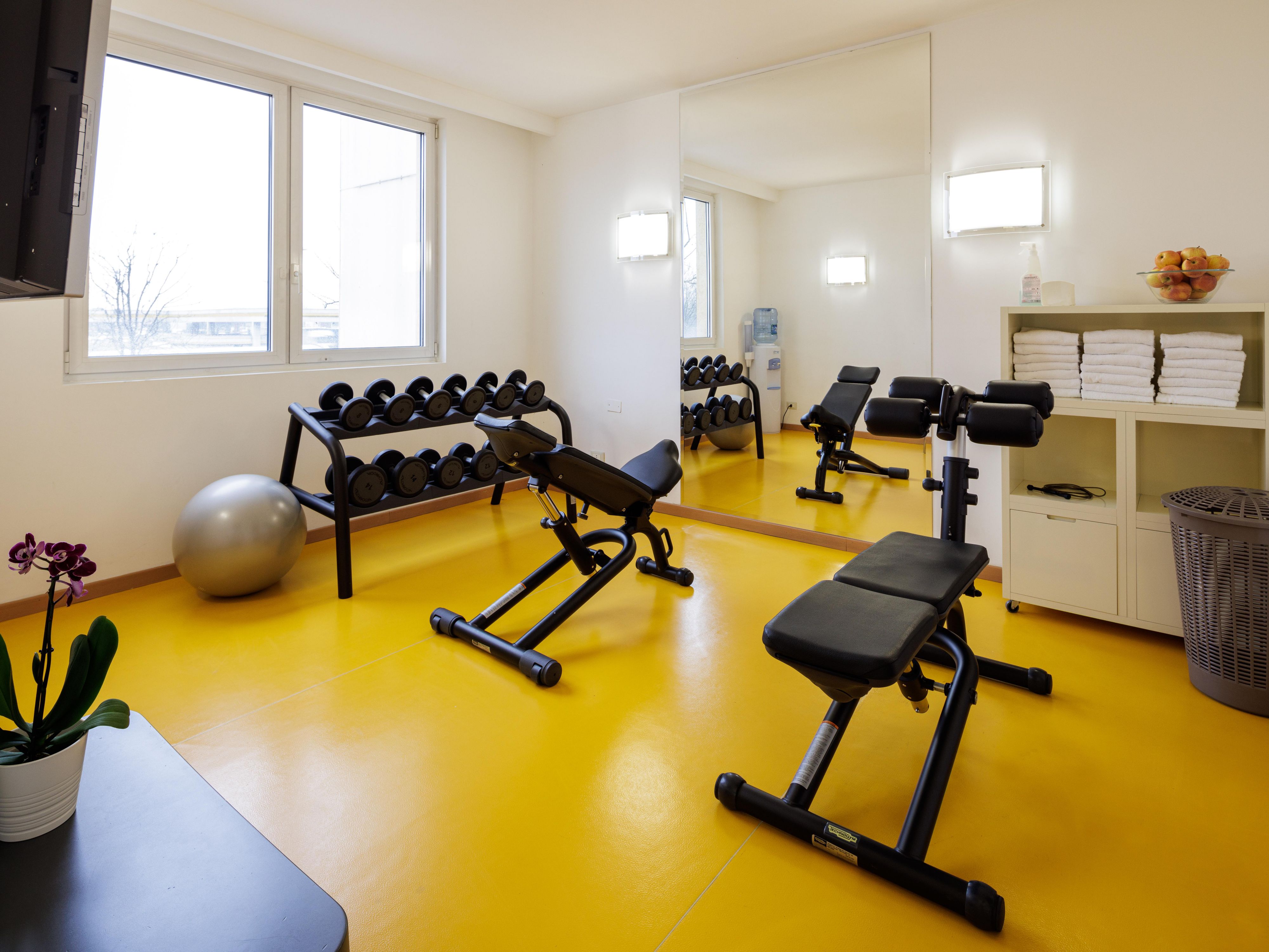 Recharge your batteries with a workout to let go of all the stress and tension. Take care of your mind and body even when you are on a business trip or holiday with our free fitness room equipped with Technogym machines!