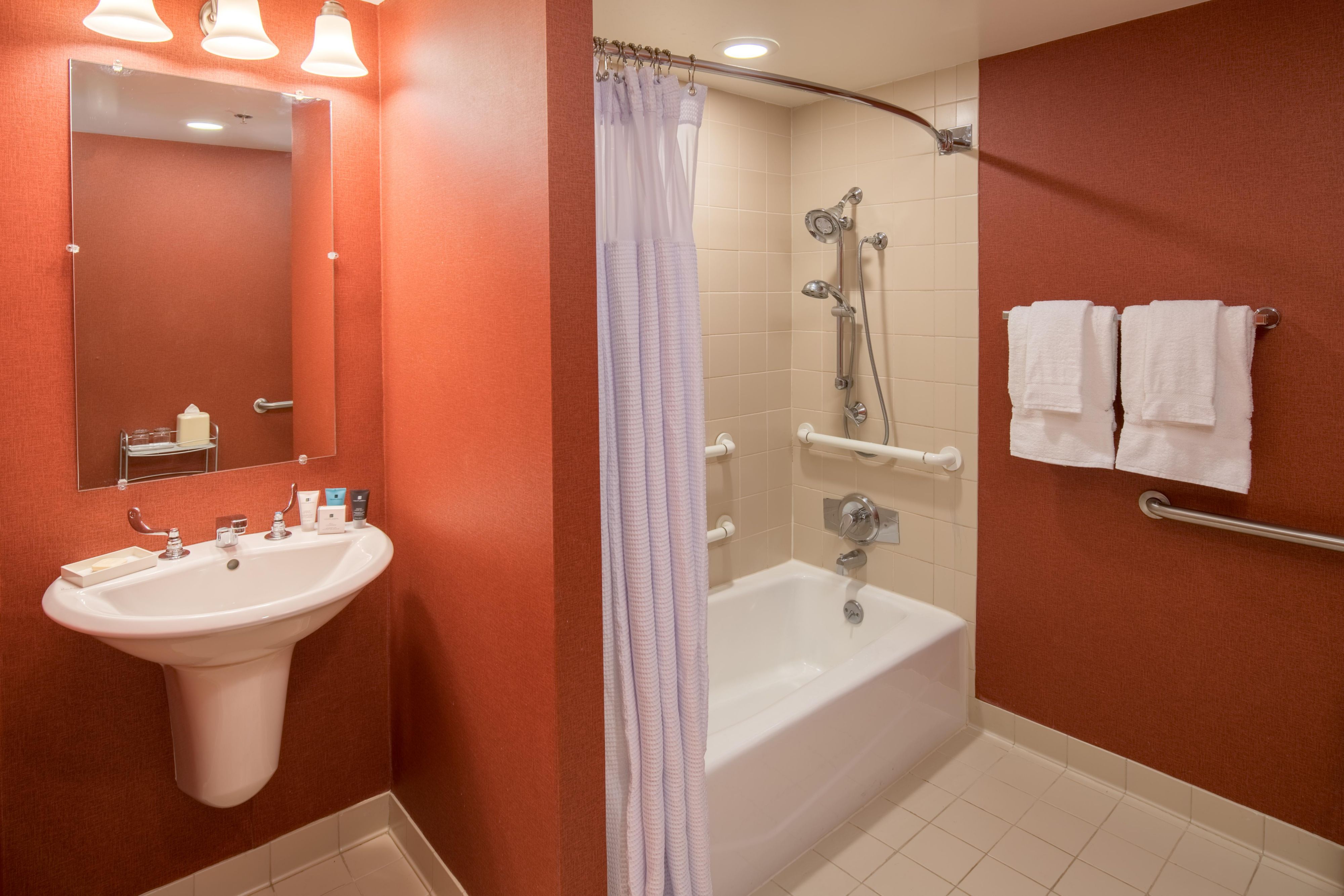 Crowne Plaza Palo Alto - Accessible Guest Room Bathroom
