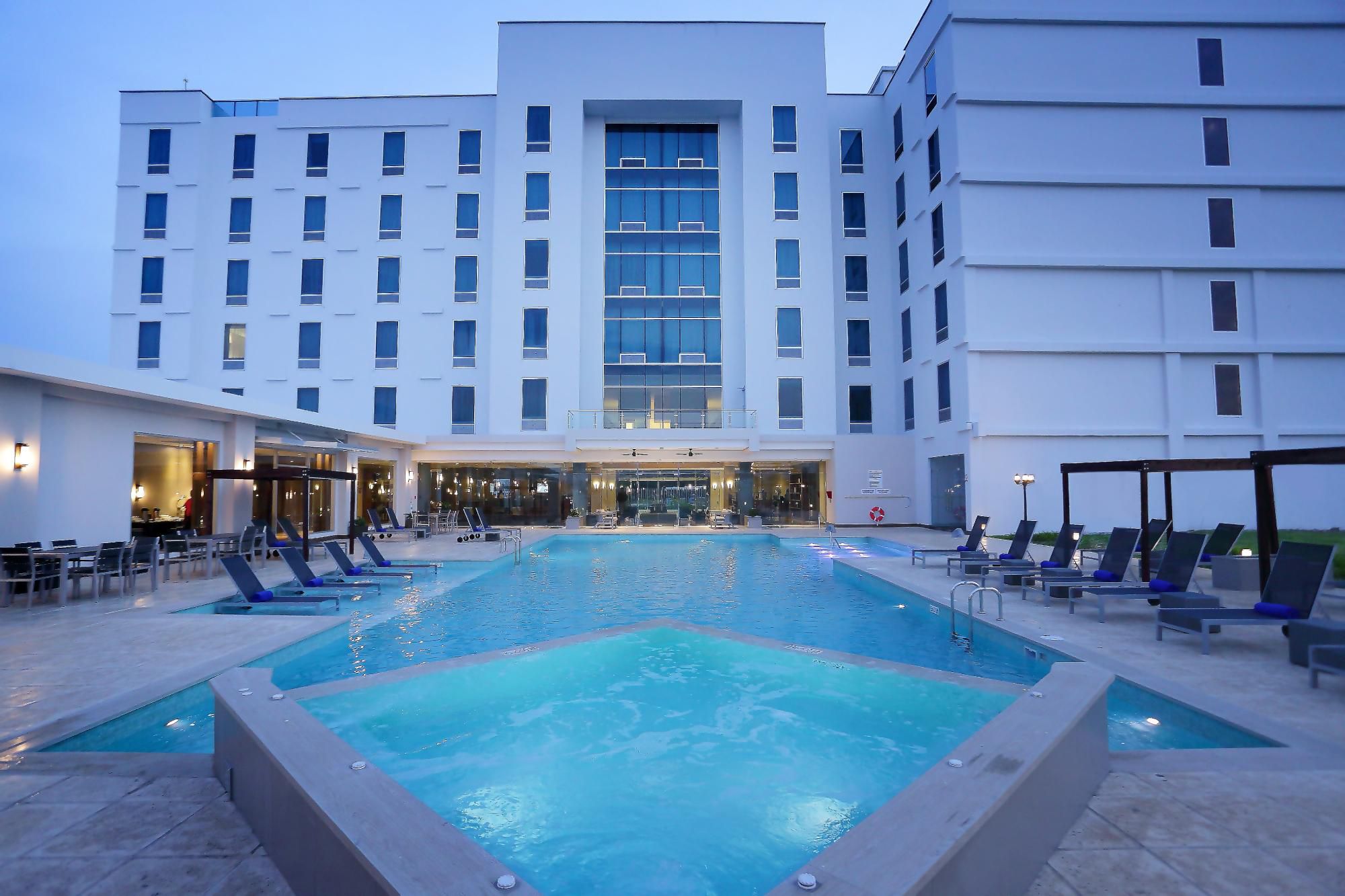 Swimming Pool at Airport Hotel Panama Crowne Plaza
