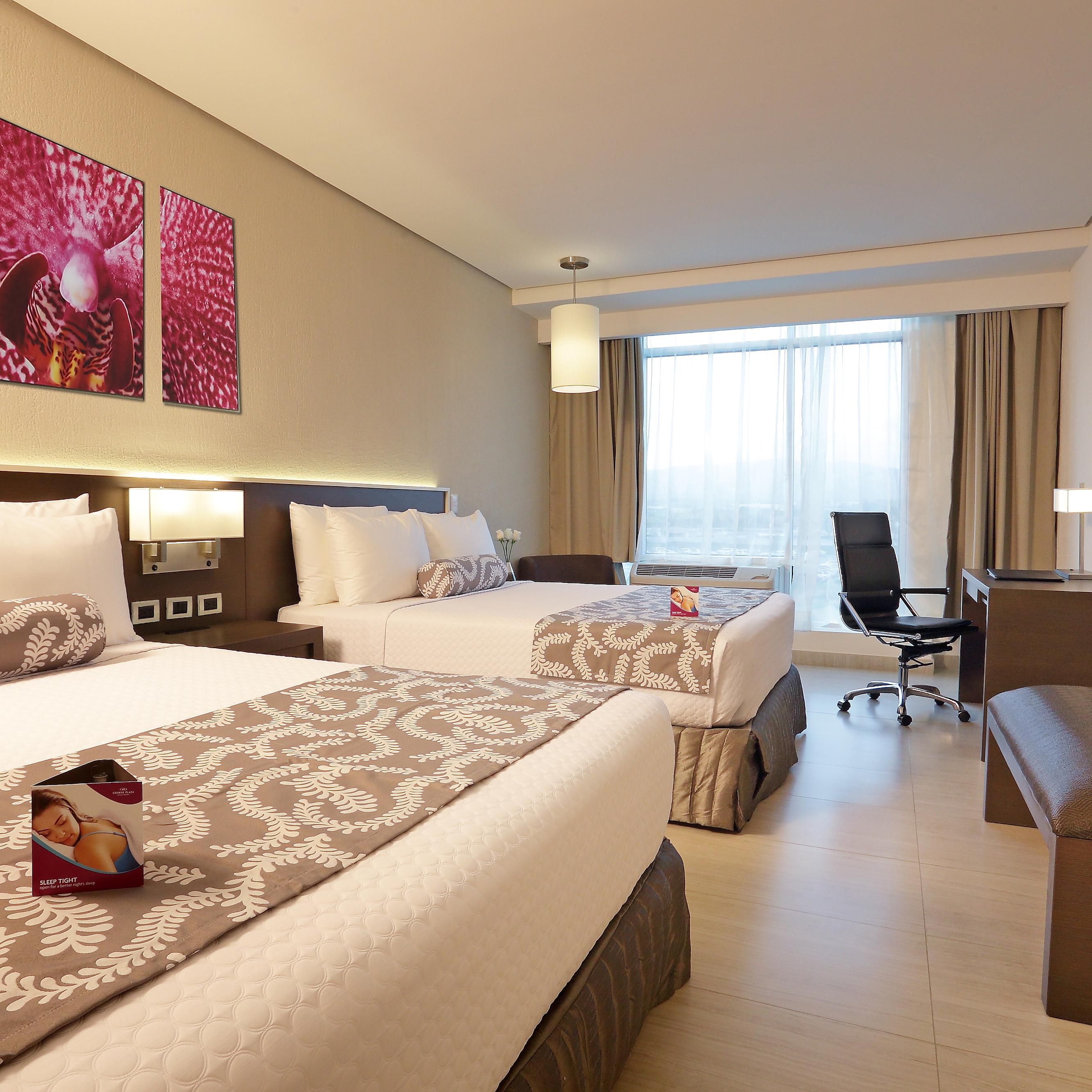 Habitación con cama doble en Hotel Crowne Plaza Aeropuerto Panama