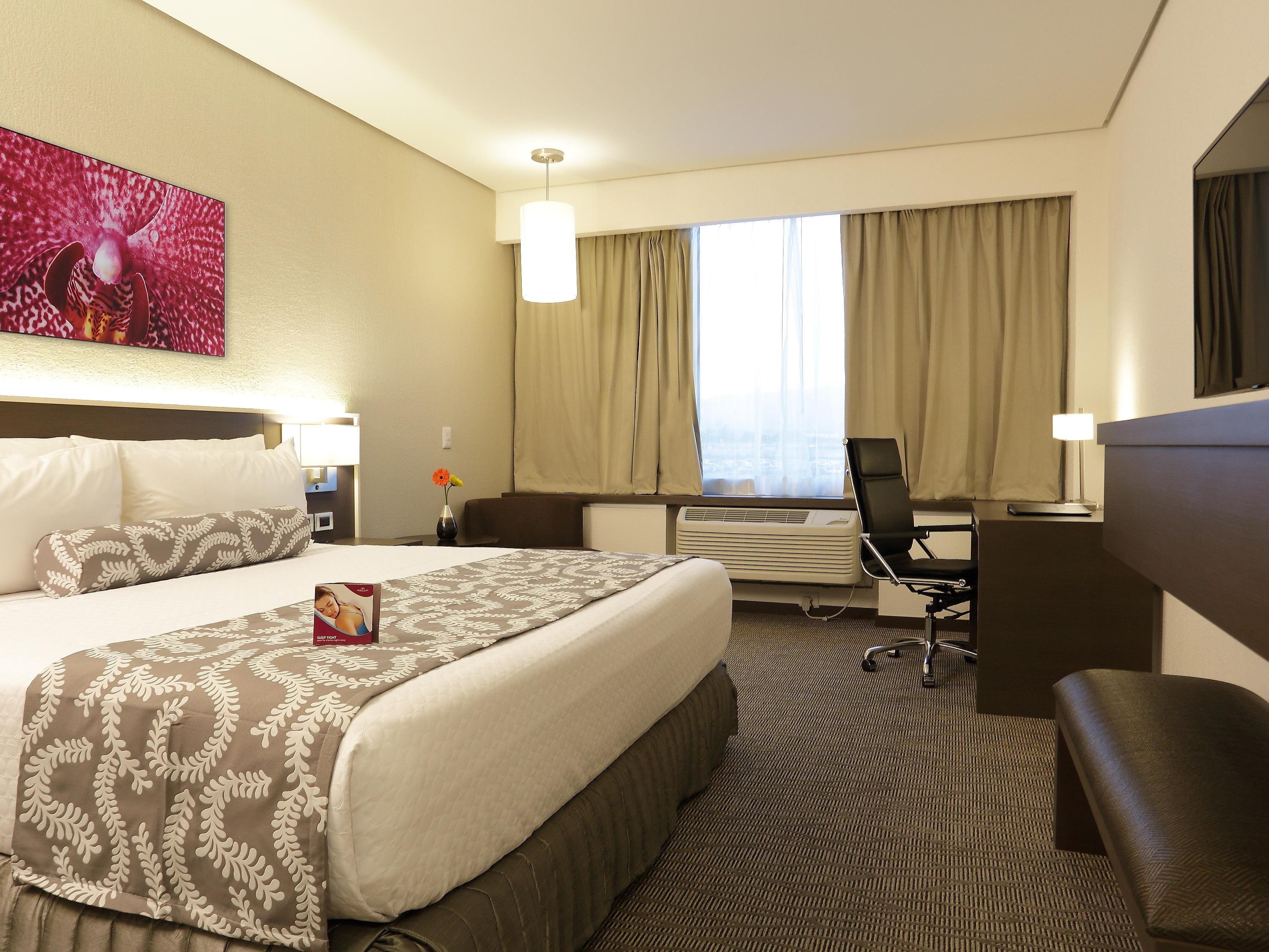 King Deluxe Room Crowne Plaza Airport