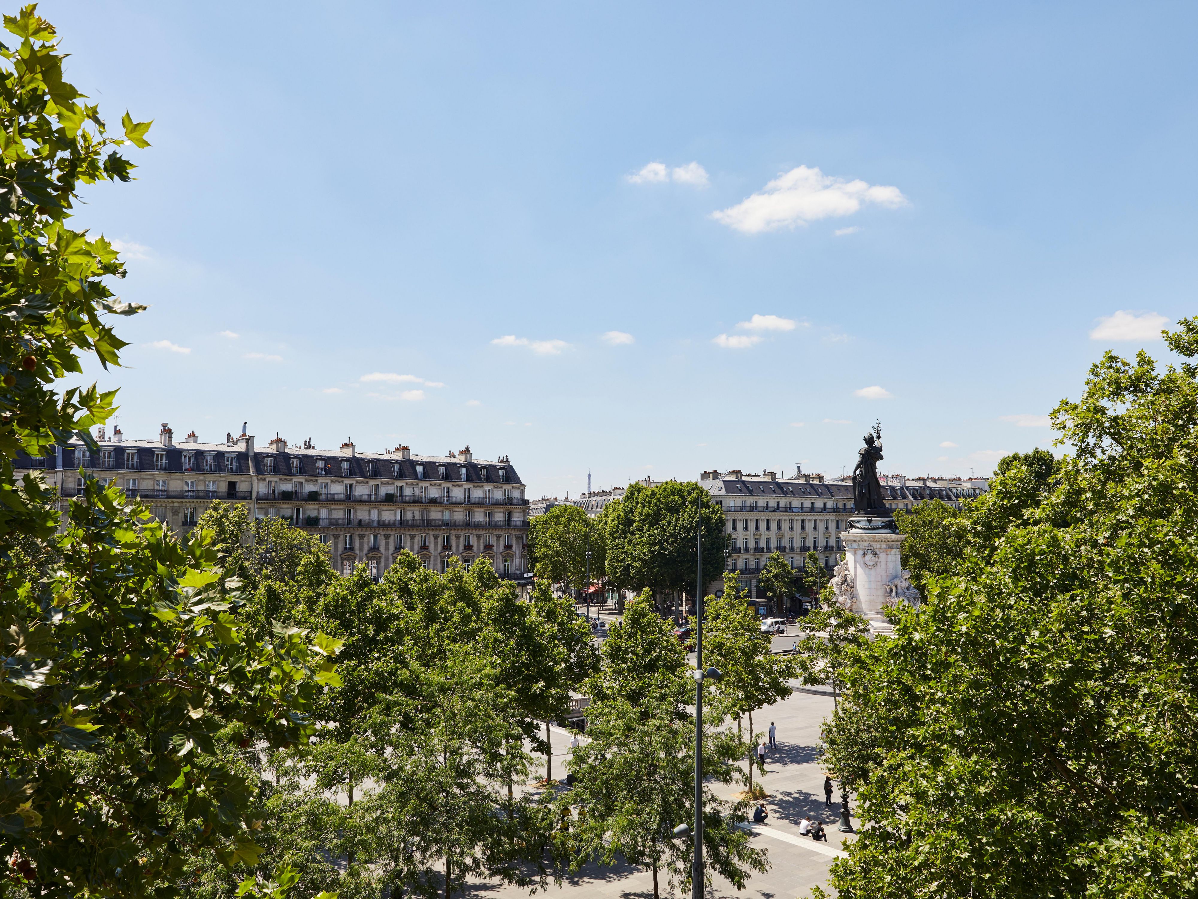 Situé sur la Place de la République, l'hôtel a une situation parfaite. A côté de l'entrée, 5 lignes de métro vous permettent de rejoindre tout Paris . A quelques minutes de la Gare du Nord et de l'Est, vous aurez, entre autre, un accès facile à l'Eurostar et bientôt au CDG express. Profitez du Marais, d'un quartier typiquement parisien !