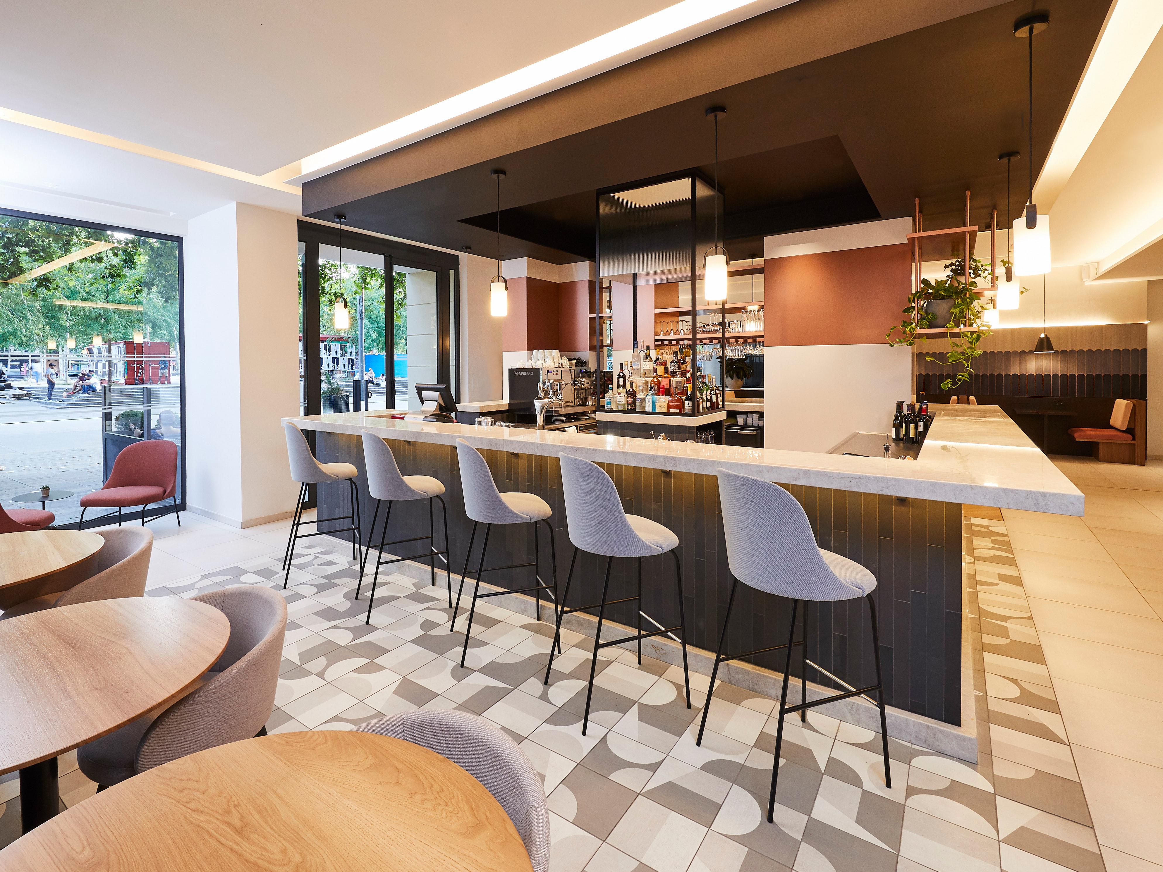 Crowne Plaza Paris - République, redesigned to work the way you do. Our vibrant new spaces allow you to easily switch from work time to downtime. Centred around our signature bar, our flexible spaces are perfect for working solo, collaborating or socialising.