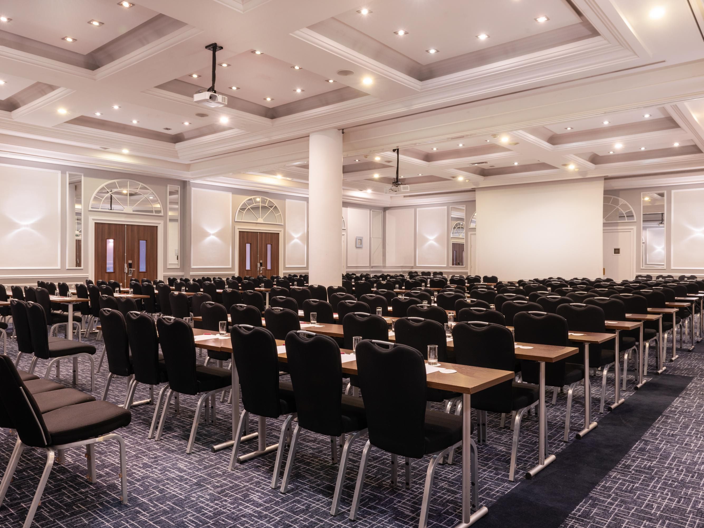 Crowne Plaza Paris - Republique has 11 meetings room, up to 226 sqm.
These rooms allow conference and events up to 250 participants.