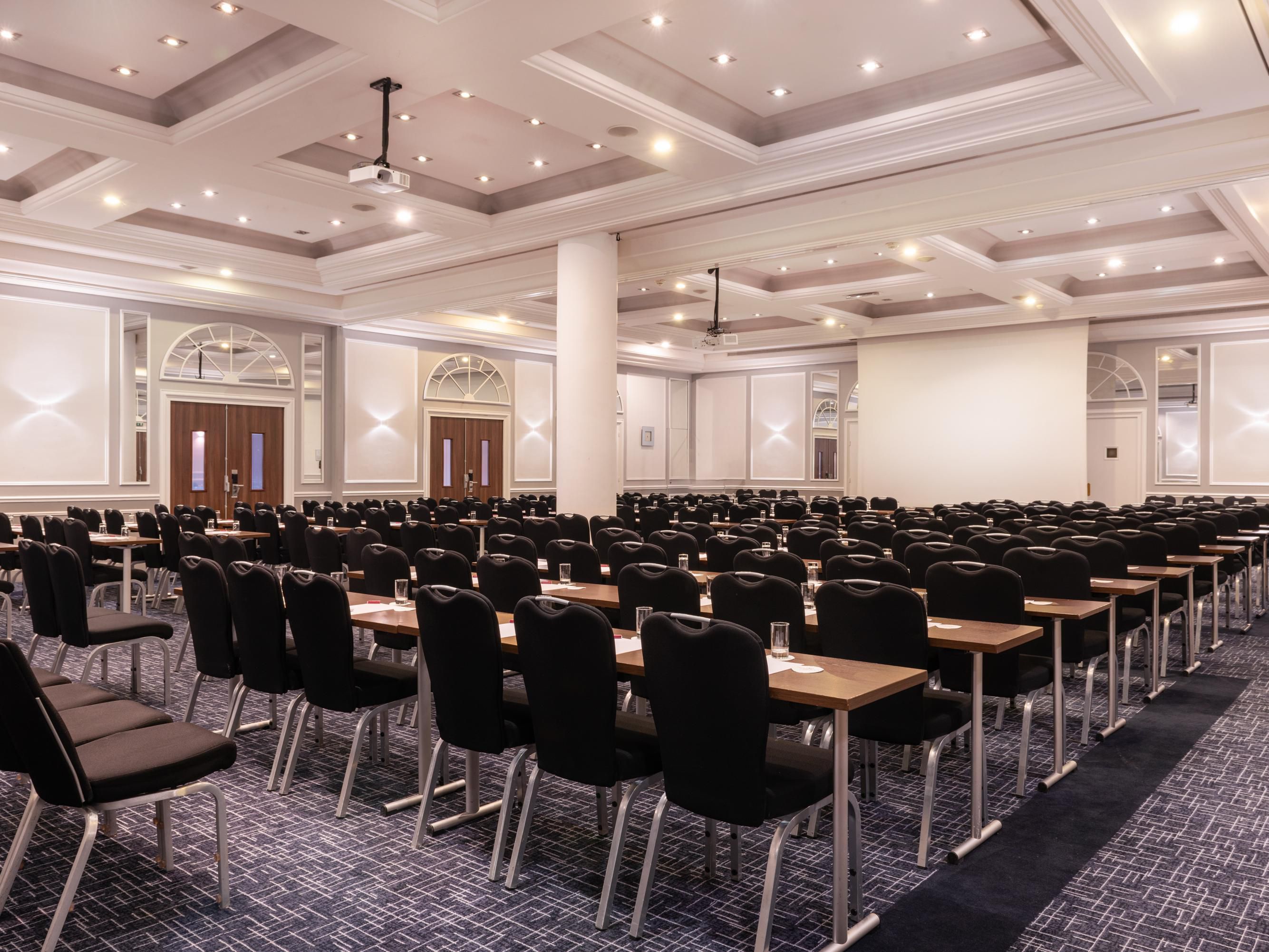 Crowne Plaza Paris - République has 10 meeting rooms, up to 226 sqm. These rooms allow conferences and events for up to 250 participants.