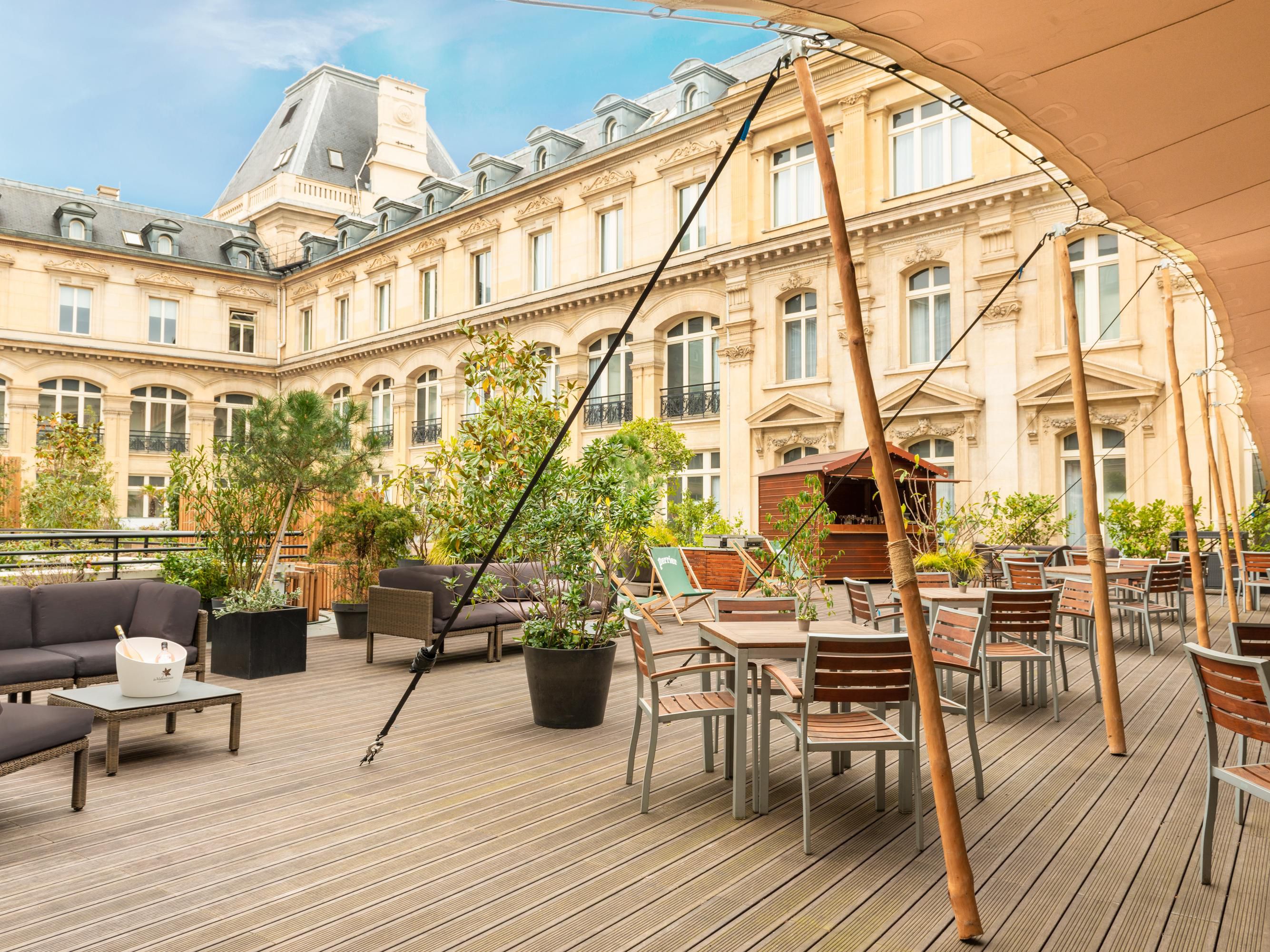 Crowne Plaza® Paris - Republique holds a hidden gem: this iconic 1200 sqm inner courtyard, away from Paris turmoil, opens its doors. It's such a heaven of peace for lunches, dinners, cocktails or anything else. It is the perfect space to spend your downtime, boosting you up for the rest of the day. Opening depends on the weather.