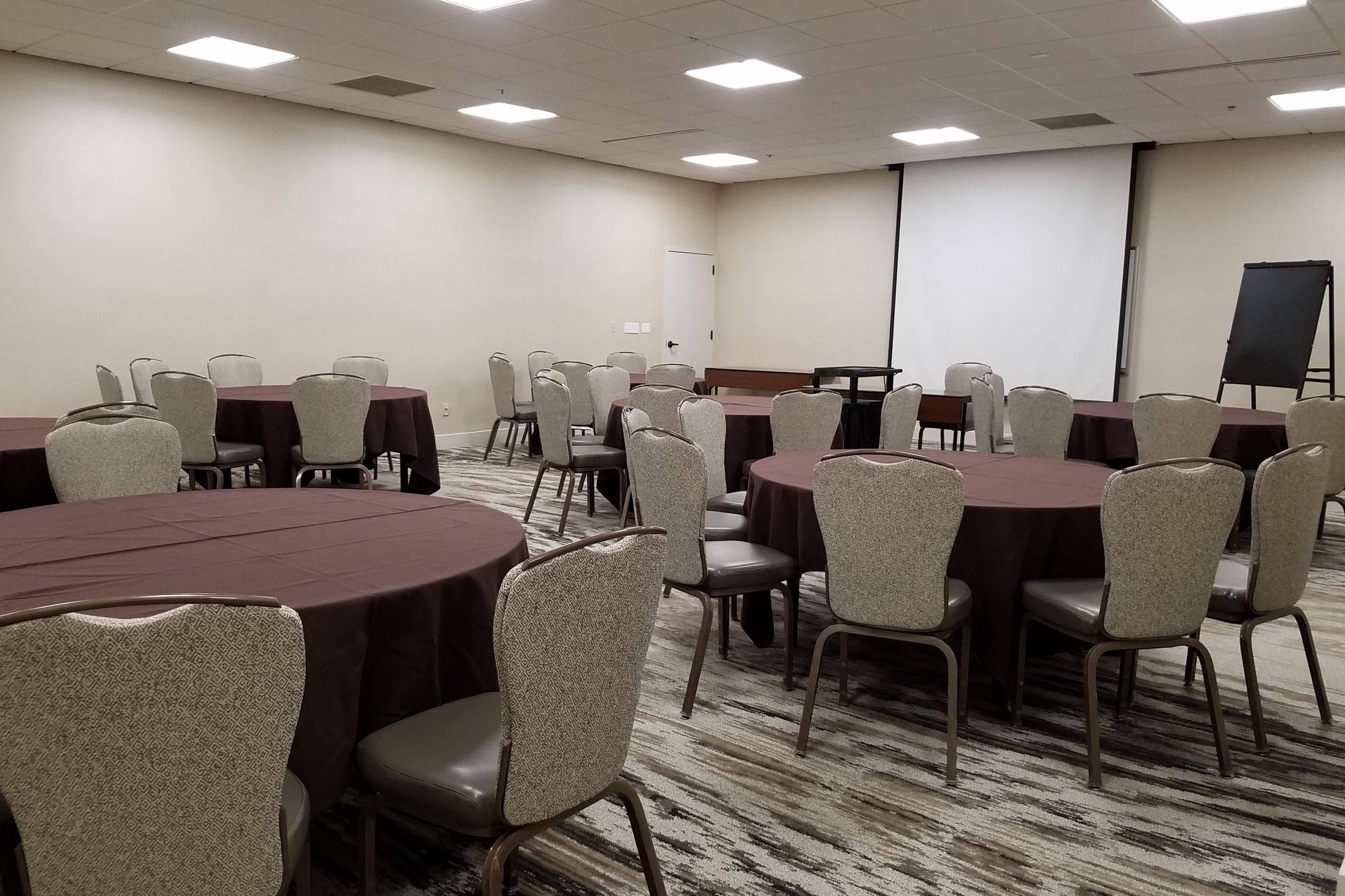 Conference Room 129 - Set in Rounds