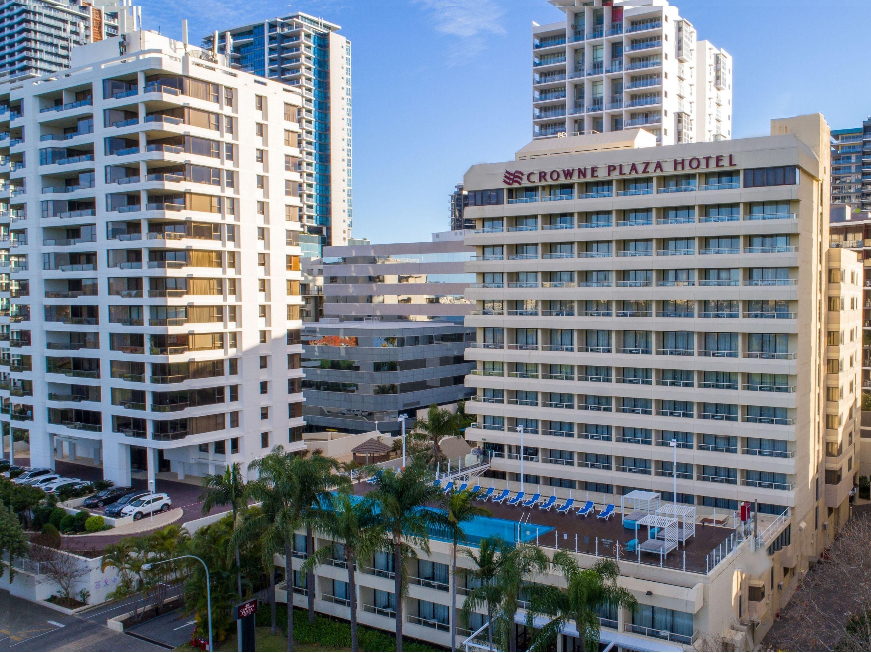 Ideally located on the east side of the CBD, Crowne Plaza Perth is just a short walk from Perth’s top attractions, such as Elizabeth Quay and Matagarup Bridge, which leads across the river to famous Optus Stadium. 
Public transport right outside of hotel, including a free CAT bus to Perth City, plus a variety of parking options for driving guests.