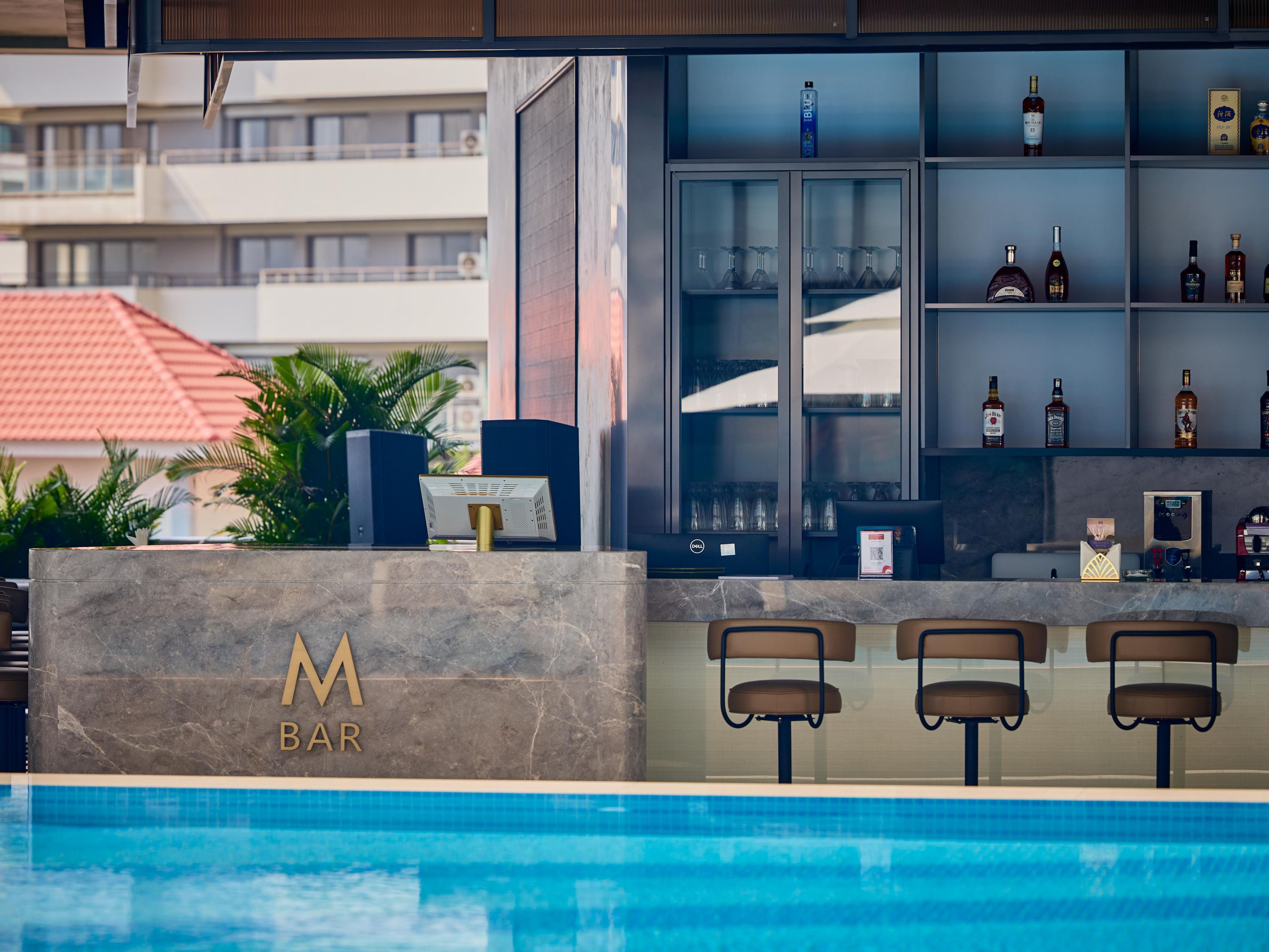 M Bar offers a relaxed, modern vibe beside the hotel’s starry pool, where soft lighting and calm music set an easy evening mood. Its signature cocktail blends light botanicals with a smooth, refreshing finish that matches the pool’s quiet glow.
