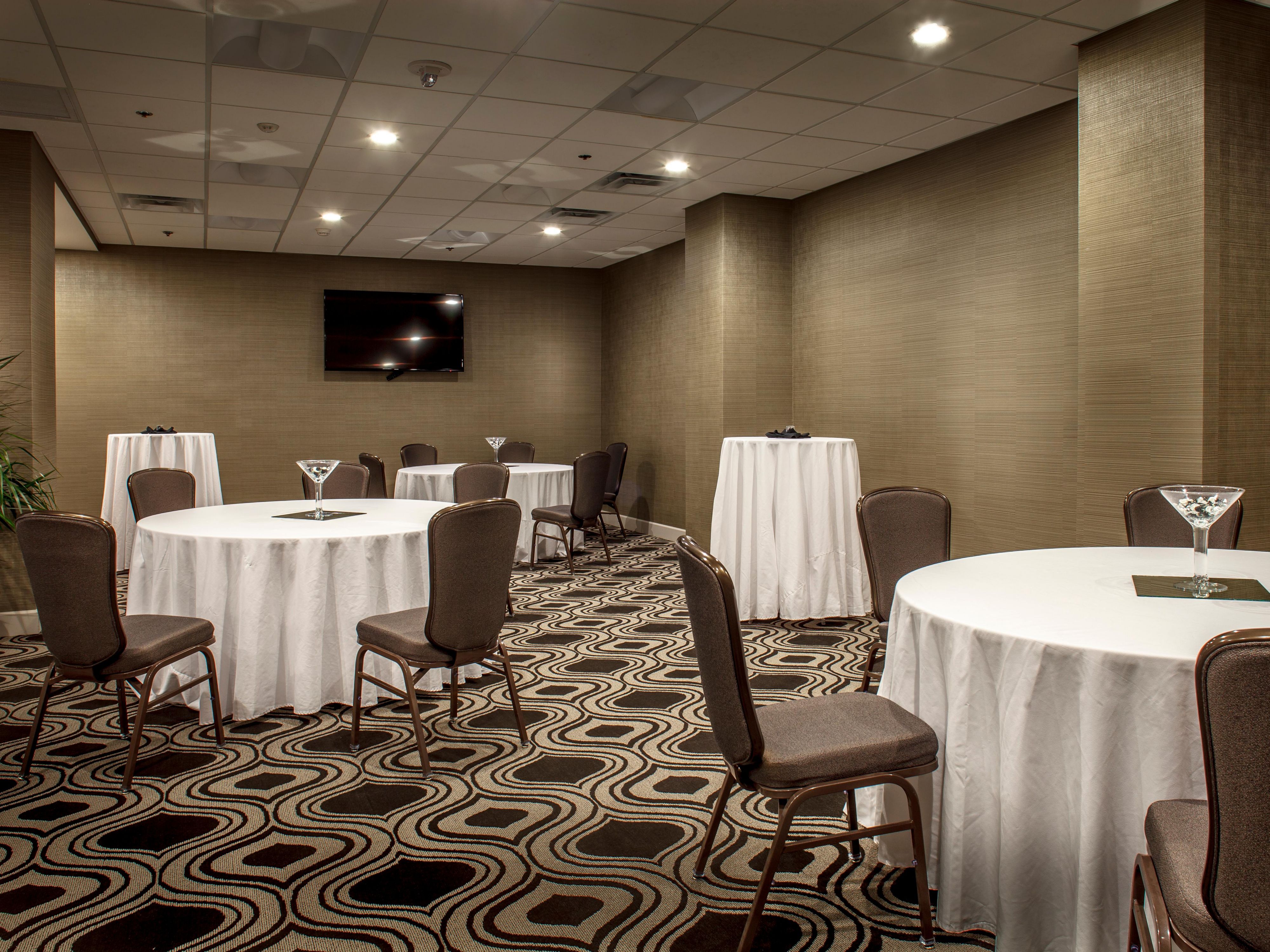 Host your Phoenix event in style at our full-service airport hotel with free shuttle and easy Light Rail access. With 11 versatile venues, including a ballroom for up to 500 guests and 15,000 sq ft of modern event space, we are ideal for business meetings, conferences, and social gatherings.