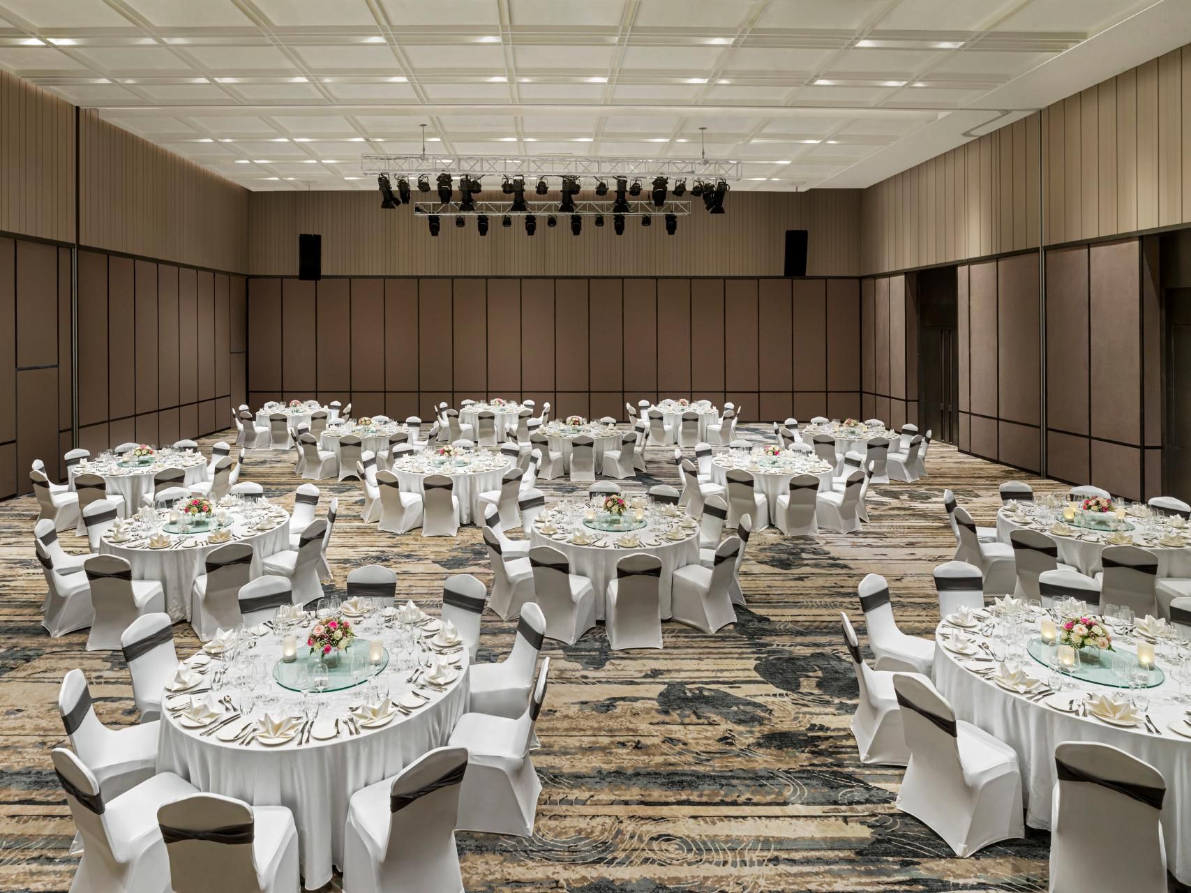 The resort’s first-class business and event venues include a spacious grand ballroom and three naturally lit meeting rooms equipped with state-of-the-art technologies. Equally suited for business and celebrations as well as weddings, banquets, and large conventions.