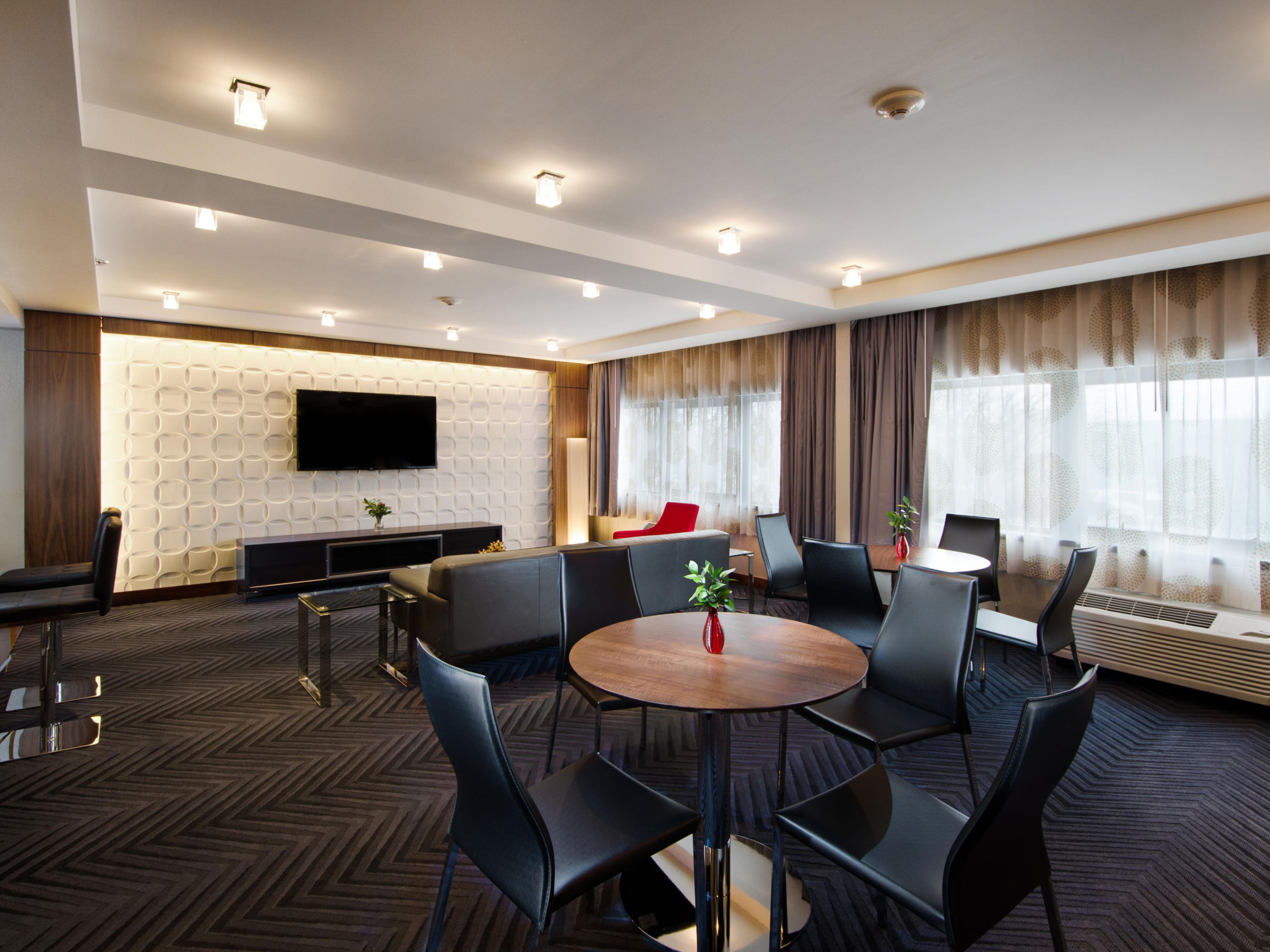 Our spacious Executive Level Lounge welcomes you.