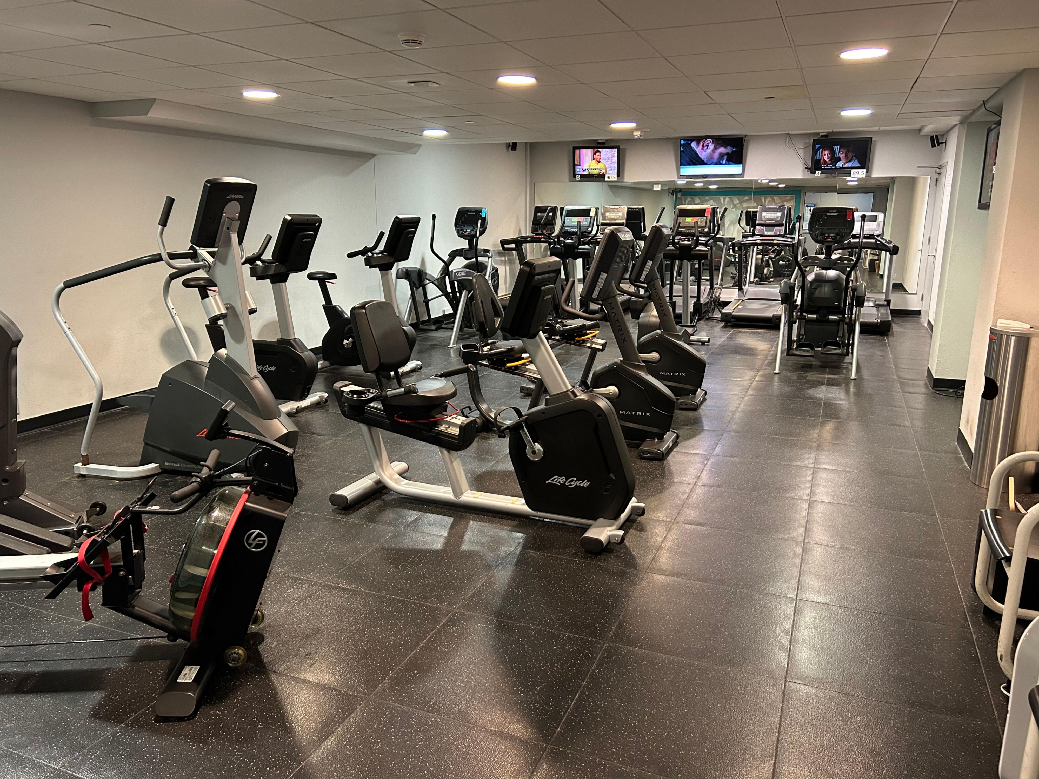 Der Plymouth Creek Sports Club befindet sich im Crowne Plaza Minneapolis West und bietet alles, was Sie brauchen, um sich besser zu fühlen, besser zu leben und Spaß dabei zu haben. Genießen Sie den Innen-Salonenpool, den Whirlpool, die Sauna und die Massagetherapie. Trainieren Sie dank moderner Ausstattung, motivierender Gruppenkurse und vielem mehr!